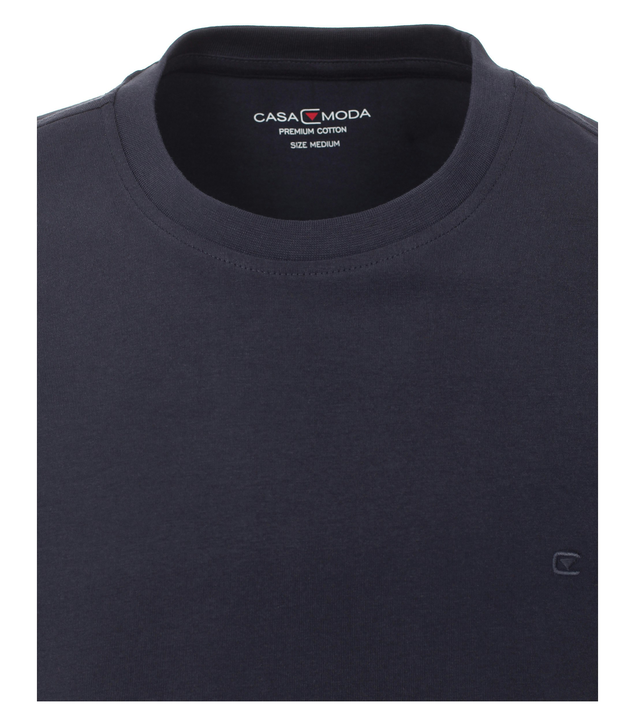 Das Model trägt ein TShirt im uni Muster in der Farbe Dunkelblau