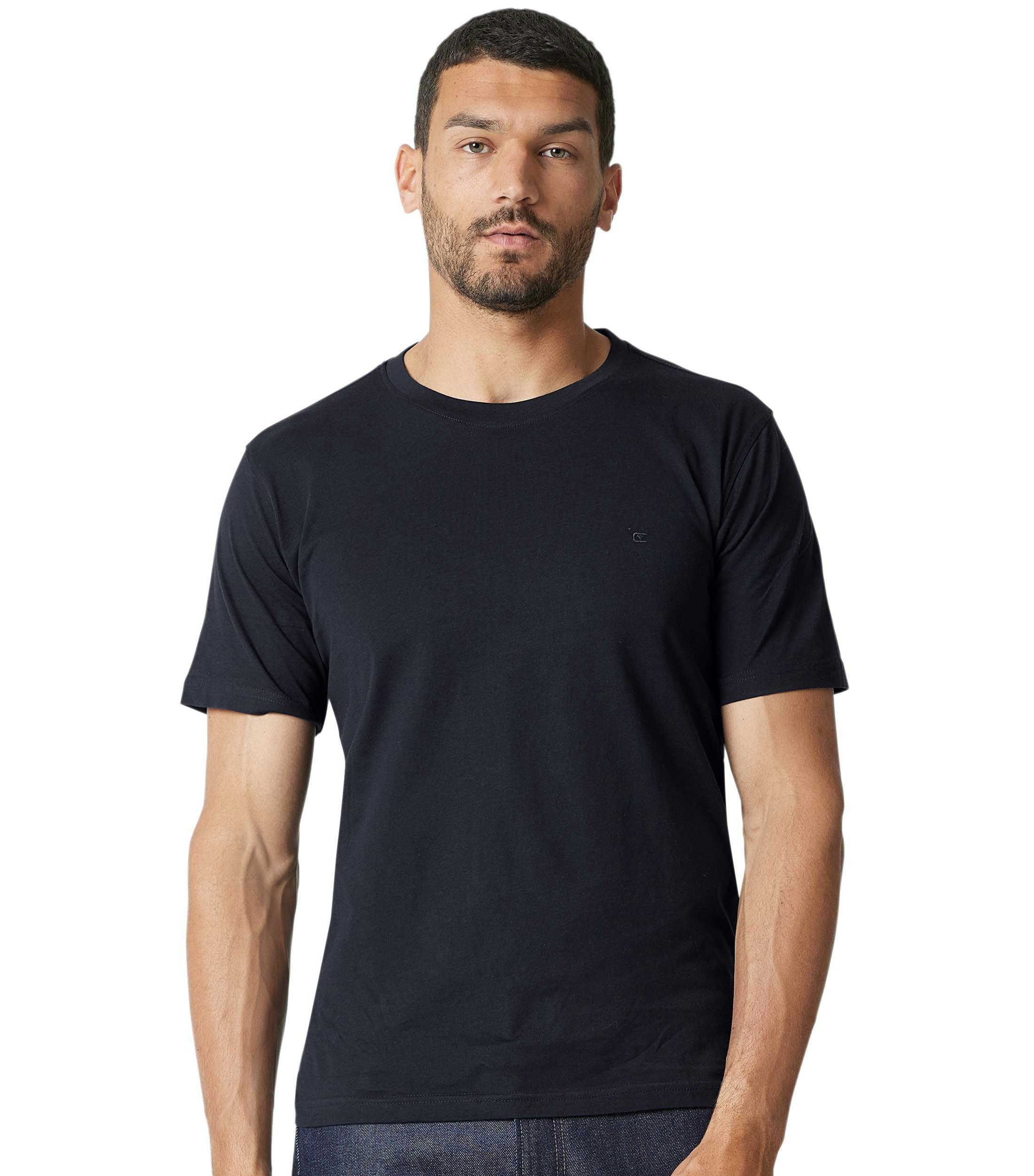 Das Model trägt ein TShirt im uni Muster in der Farbe Dunkelblau