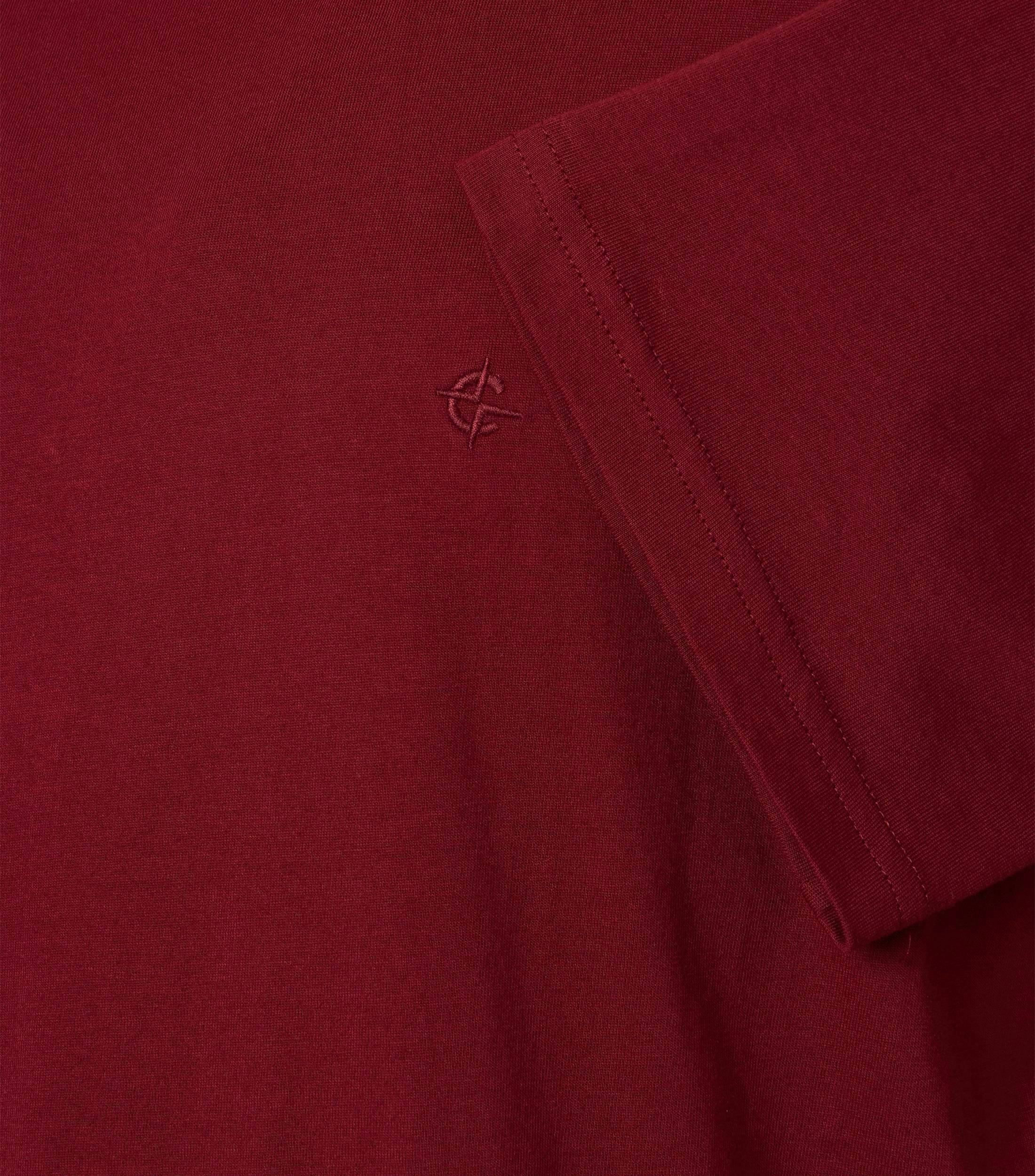 Ein T-Shirt im uni Muster in der Farbe sattes Rot