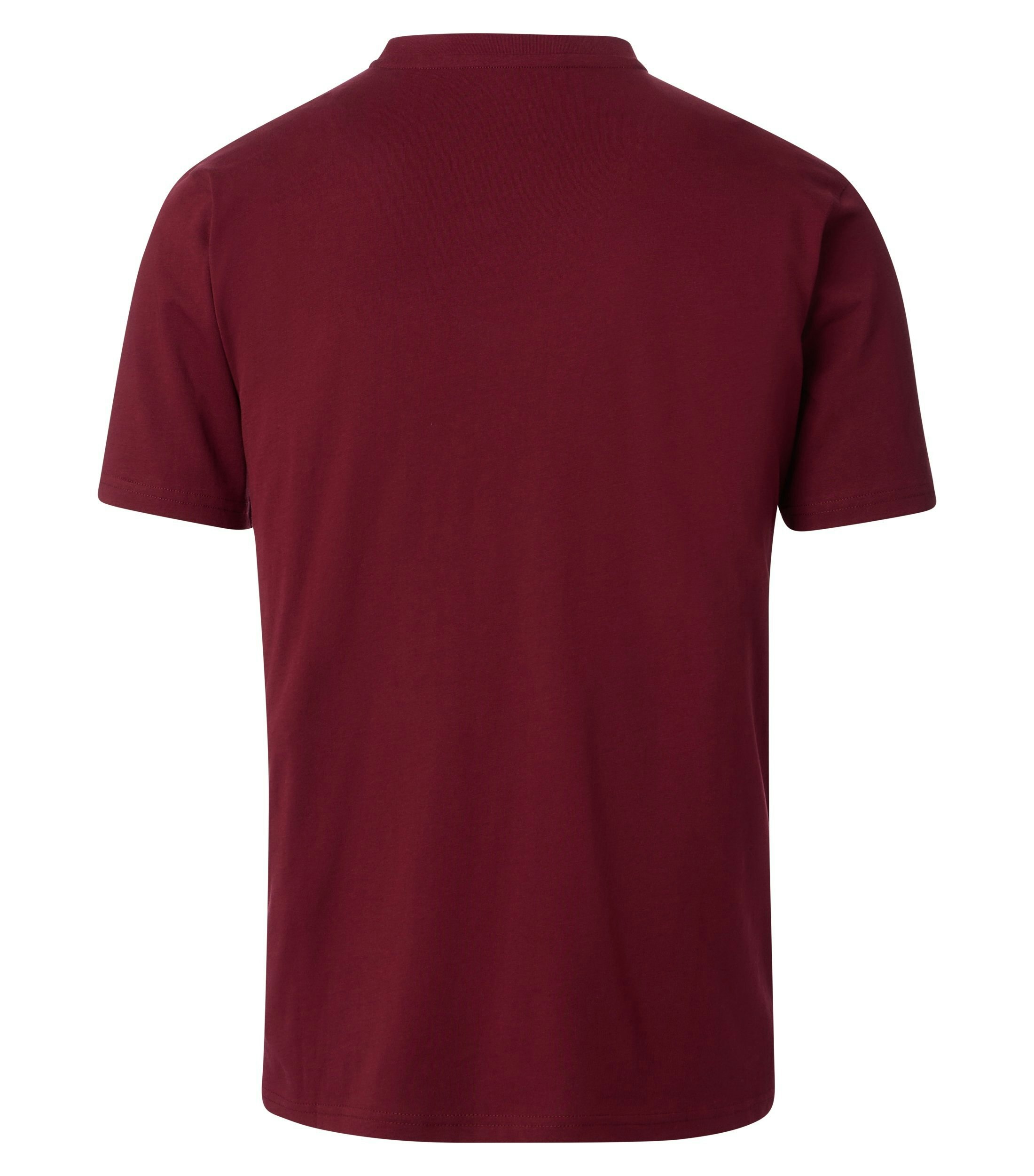 Das Model trägt ein TShirt im uni Muster in der Farbe Bordeauxrot