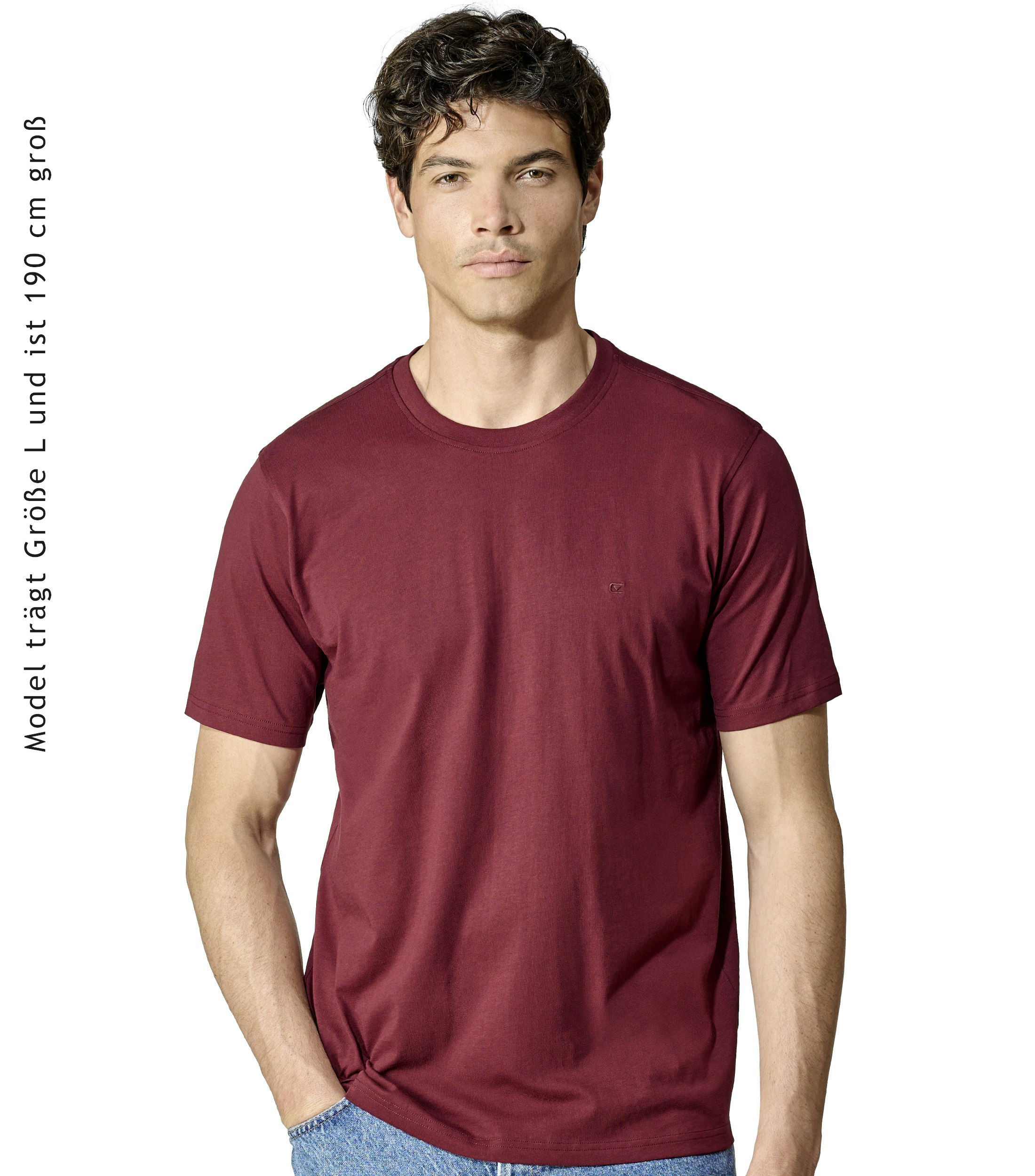 Das Model trägt ein TShirt im uni Muster in der Farbe Bordeauxrot