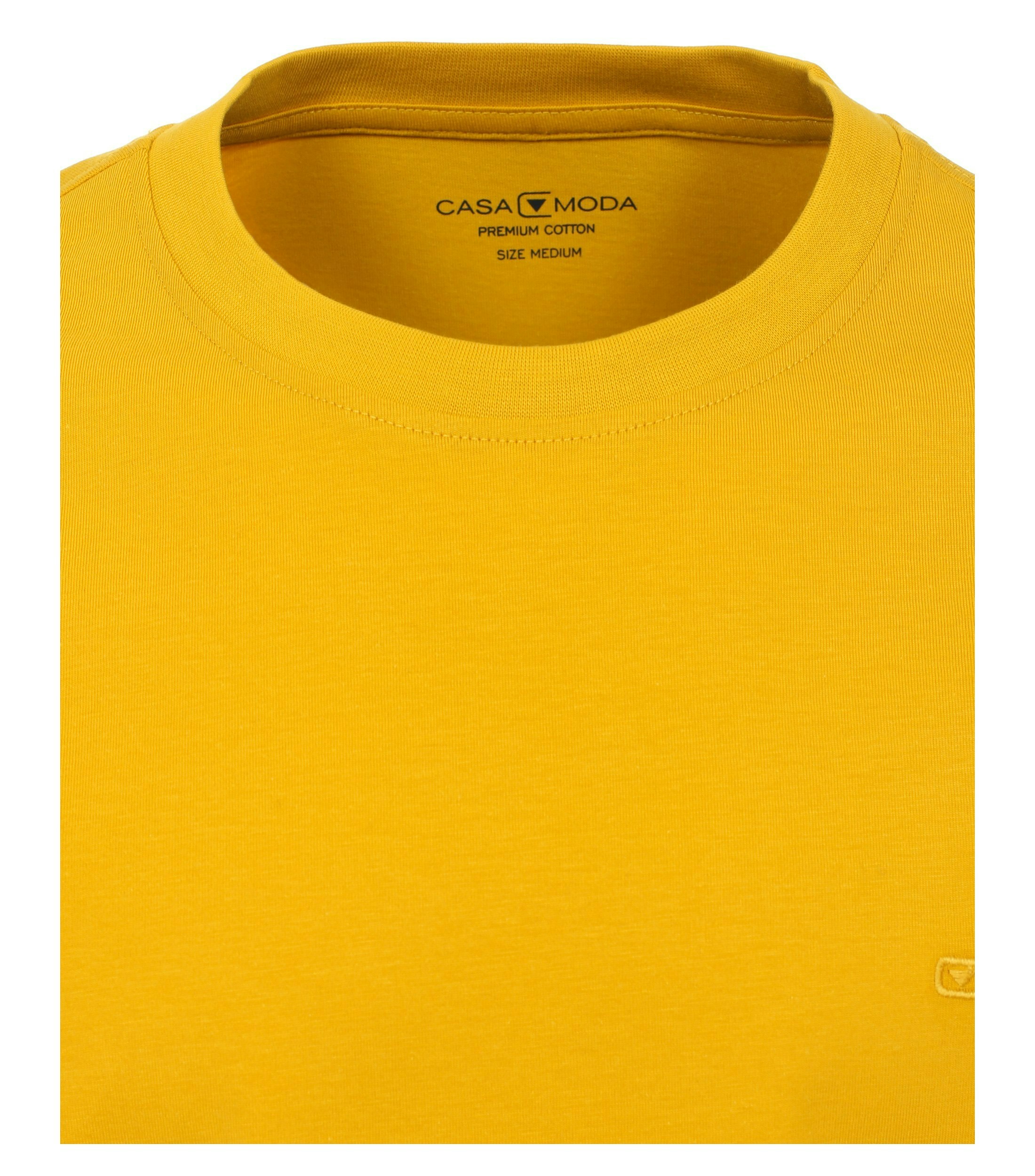 Das Model trägt ein TShirt im uni Muster in der Farbe Gelb