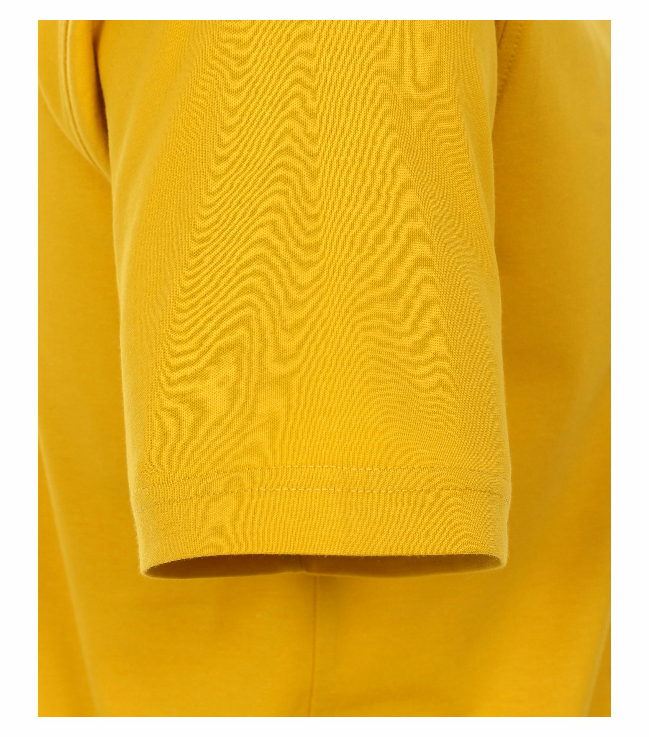 Das Model trägt ein TShirt im uni Muster in der Farbe Gelb
