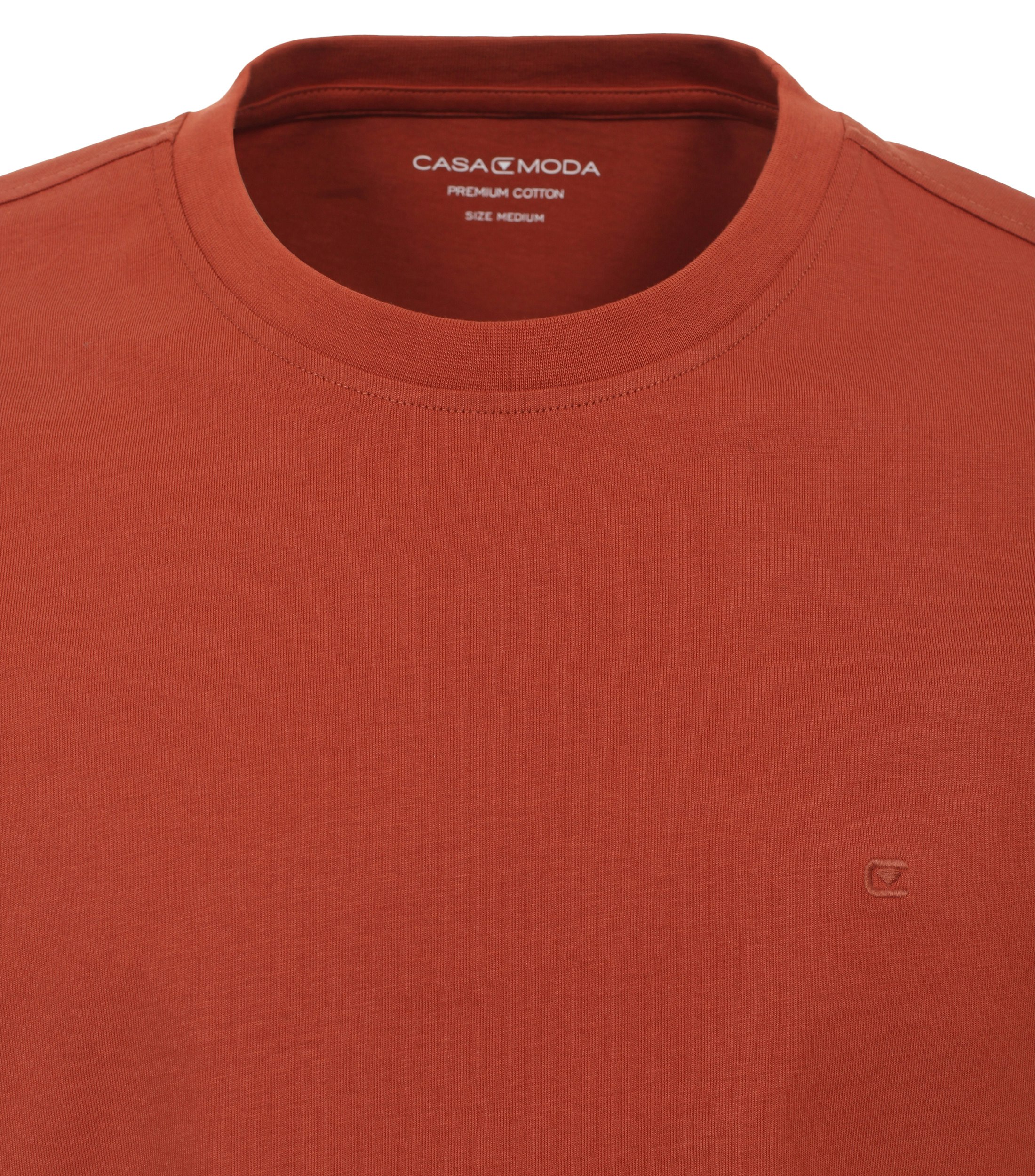 Das Model trägt ein TShirt im uni Muster in der Farbe Orange