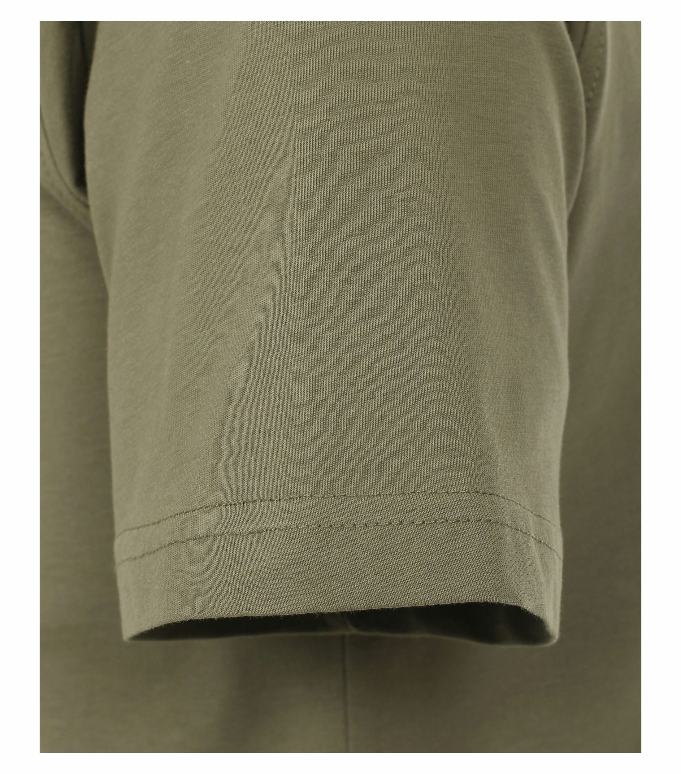 Das Model trägt ein TShirt im uni Muster in der Farbe Dunkelgrün