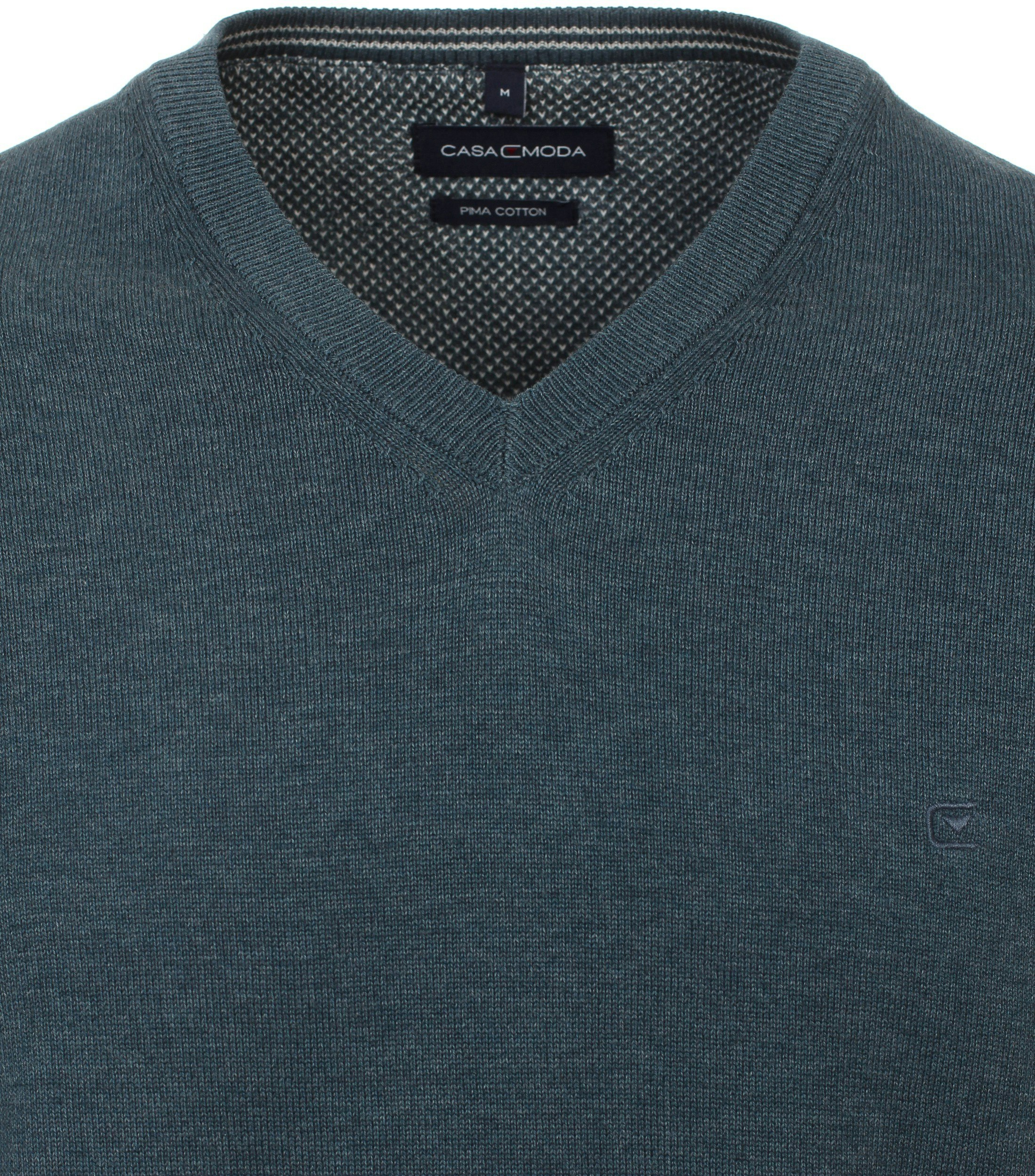 Das Model trägt ein Pullover im uni Muster in der Farbe Grau