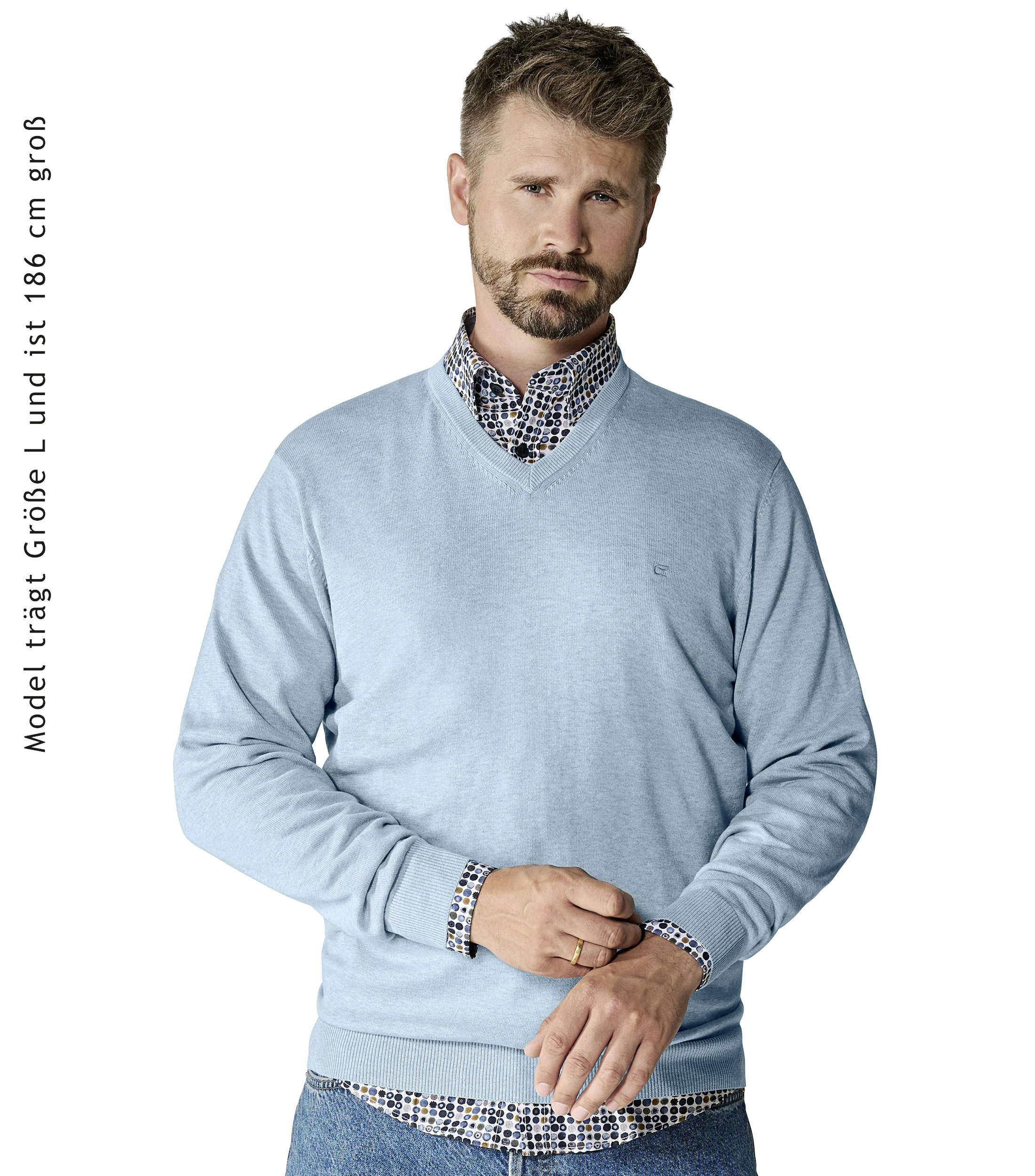 Das Model trägt ein Pullover im uni Muster in der Farbe helles Himmelblau