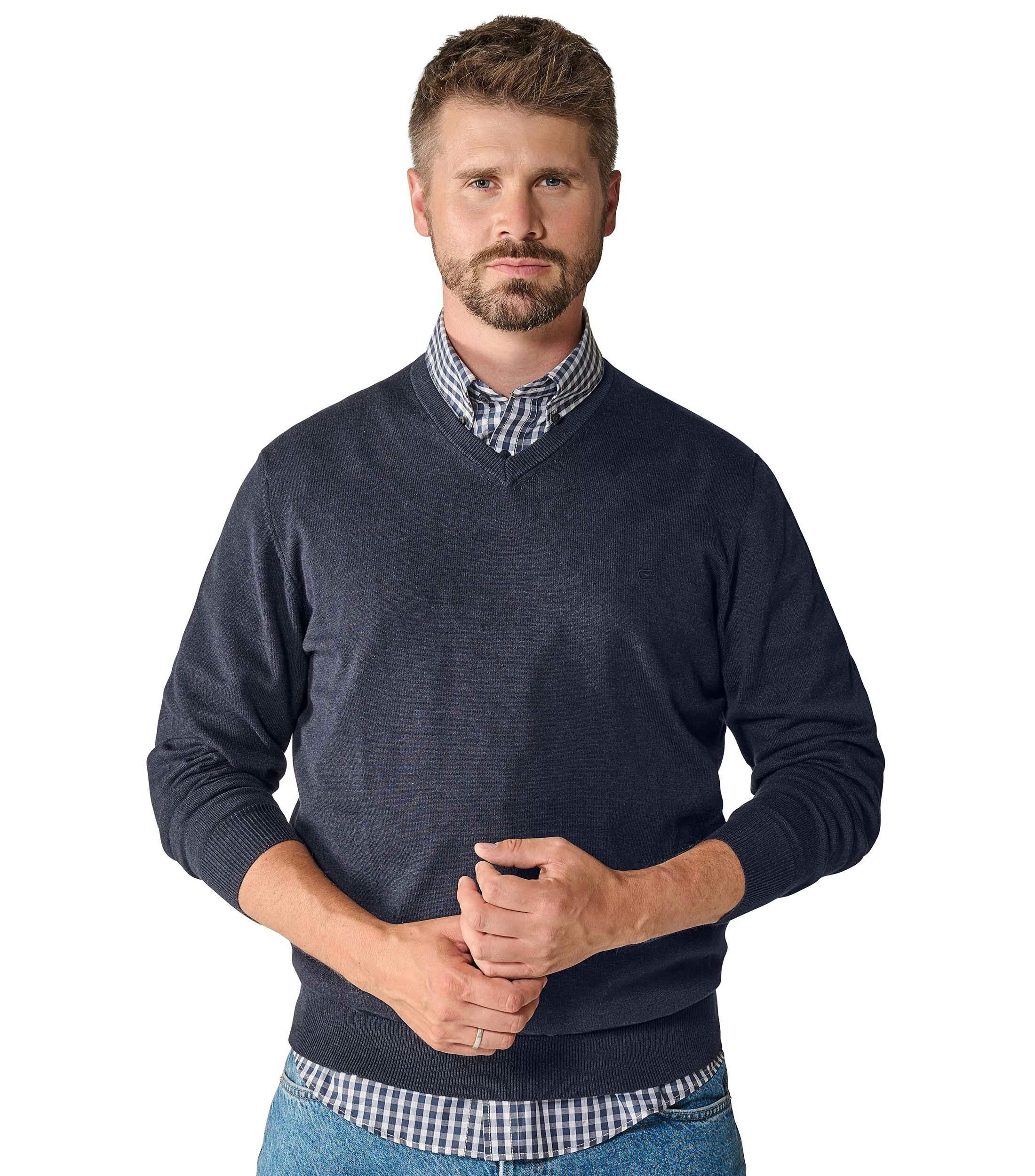 Das Model trägt ein Pullover im uni Muster in der Farbe graues Dunkelblau