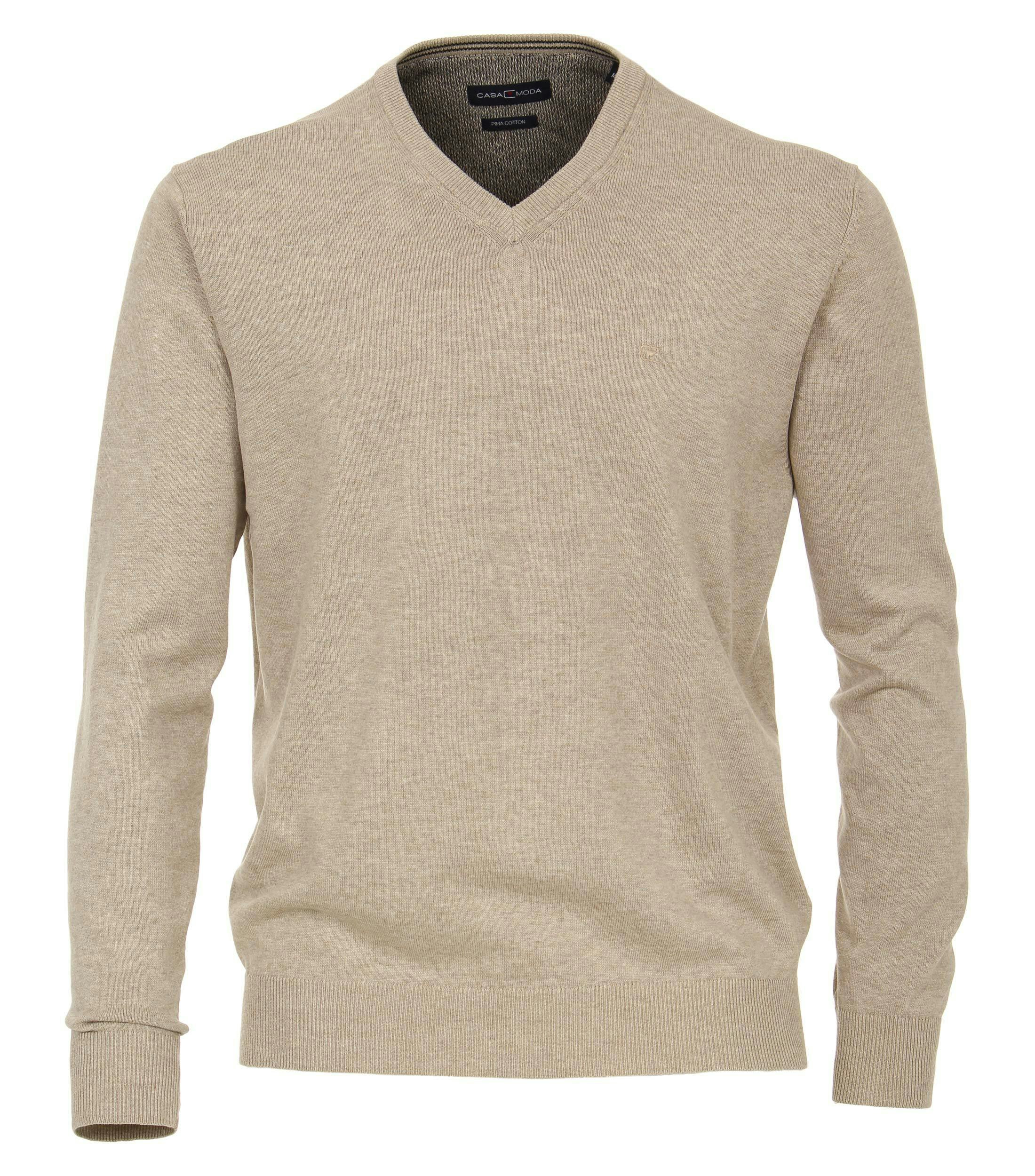 Das Model trägt ein Pullover im uni Muster in der Farbe Champagner Beige