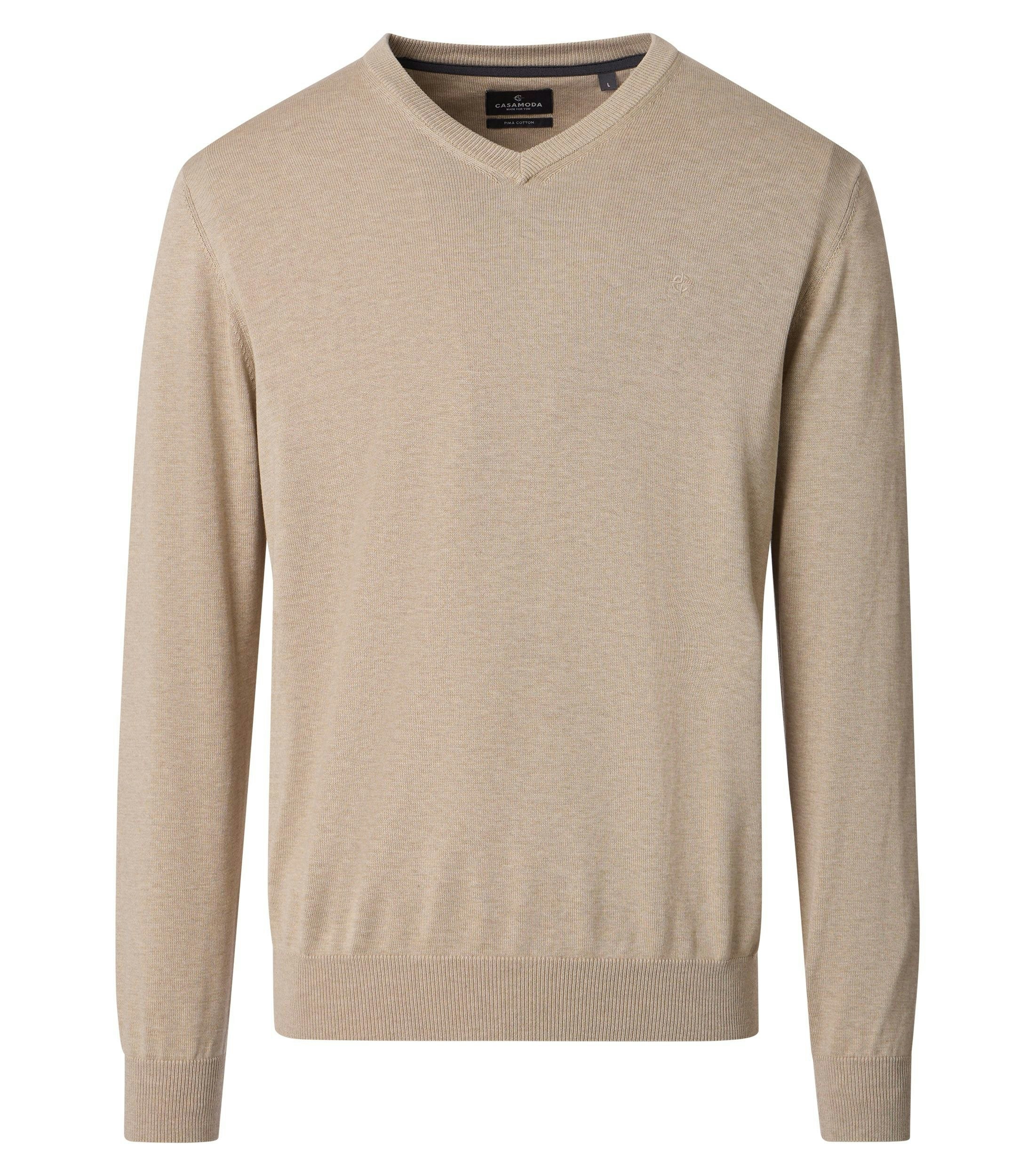 Das Model trägt ein Pullover im uni Muster in der Farbe Champagner Beige