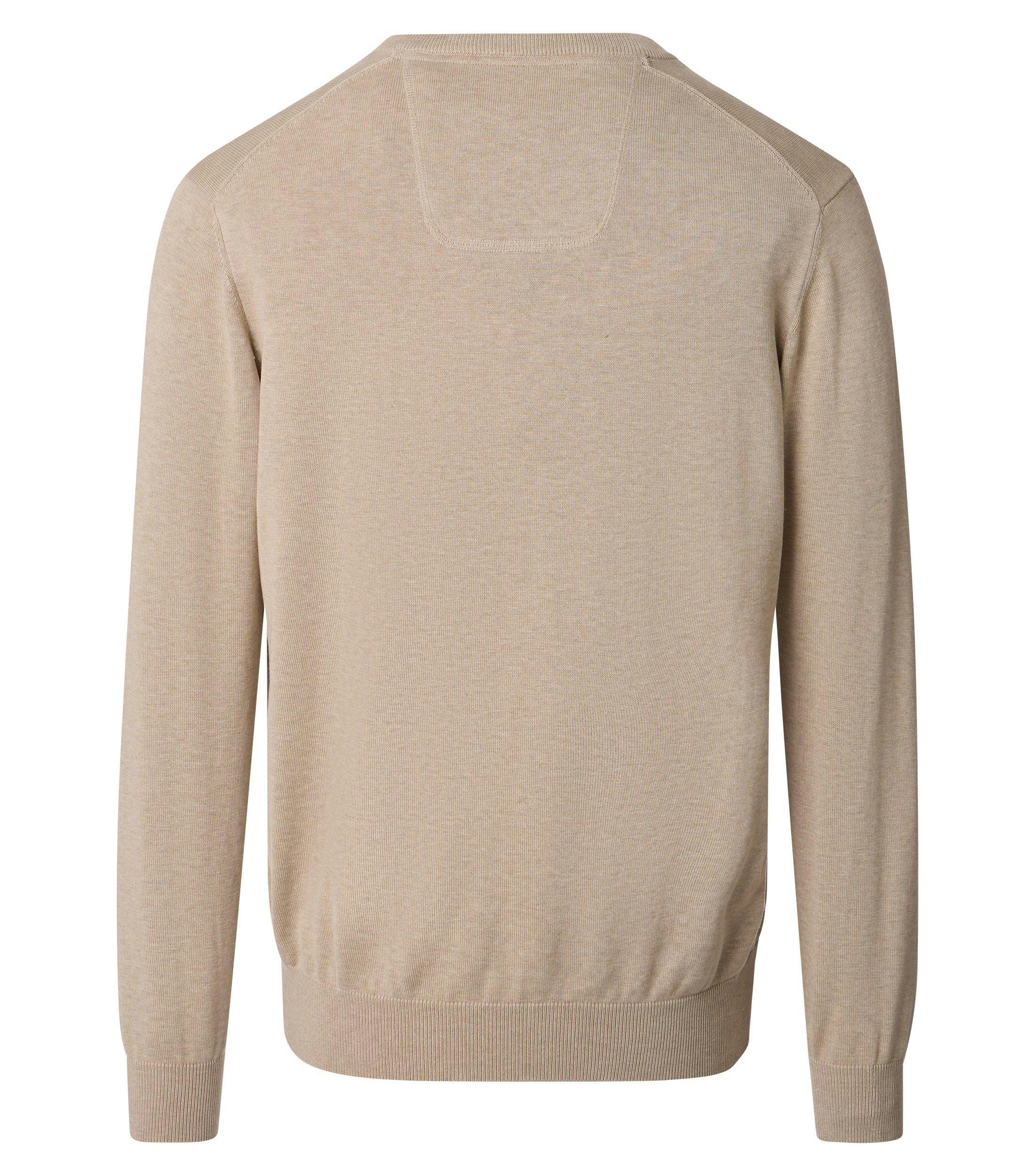 Das Model trägt ein Pullover im uni Muster in der Farbe Champagner Beige