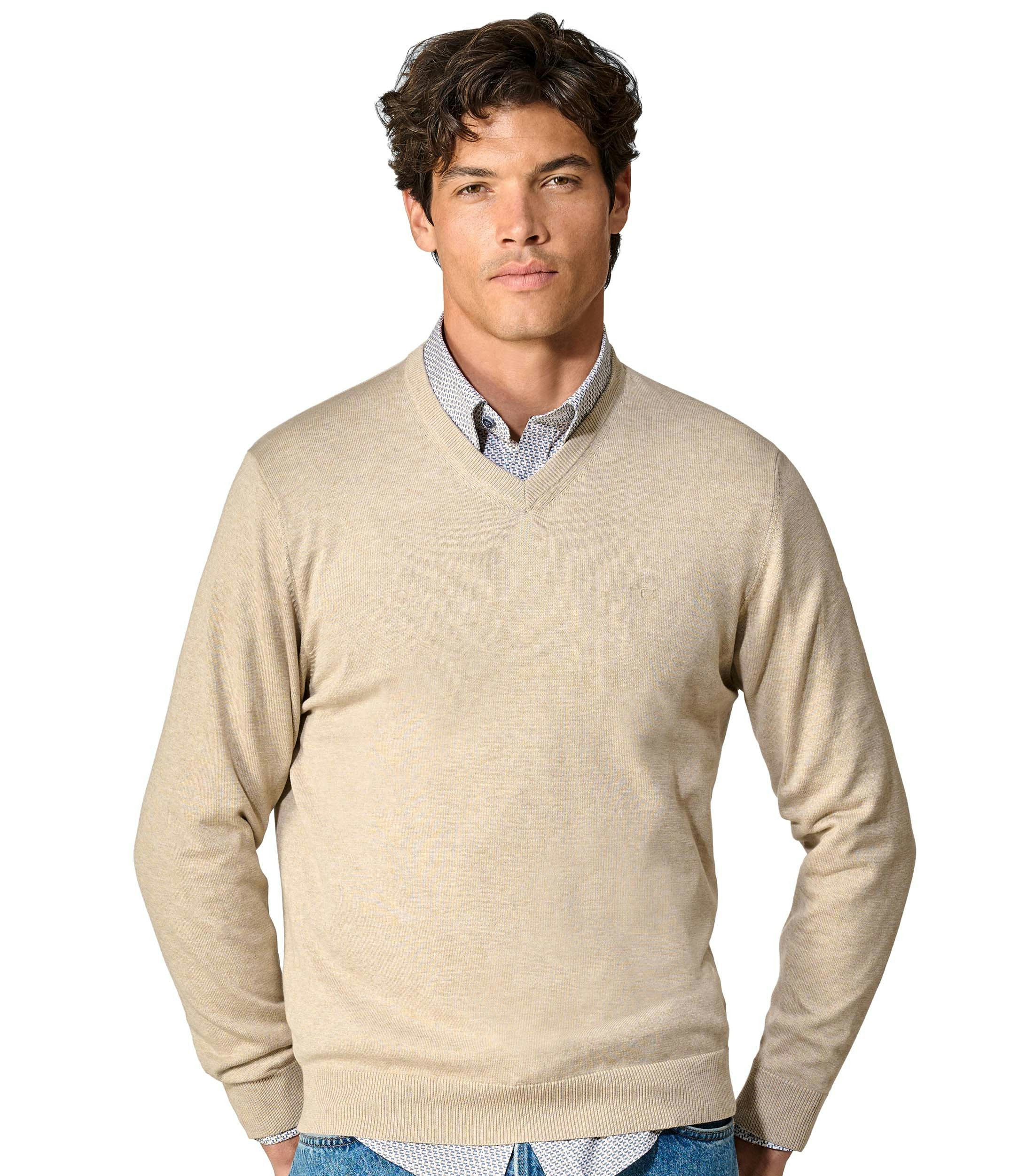 Das Model trägt ein Pullover im uni Muster in der Farbe Champagner Beige
