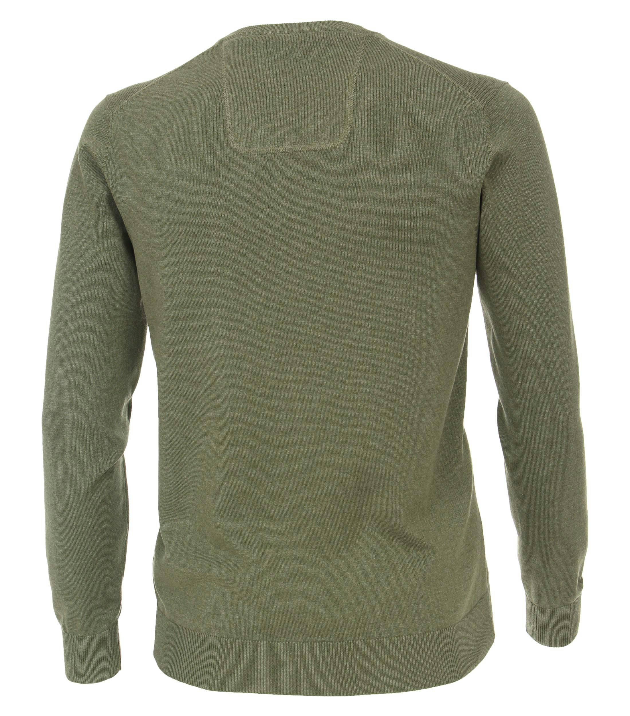 Das Model trägt ein Pullover im uni Muster in der Farbe Hellgrün