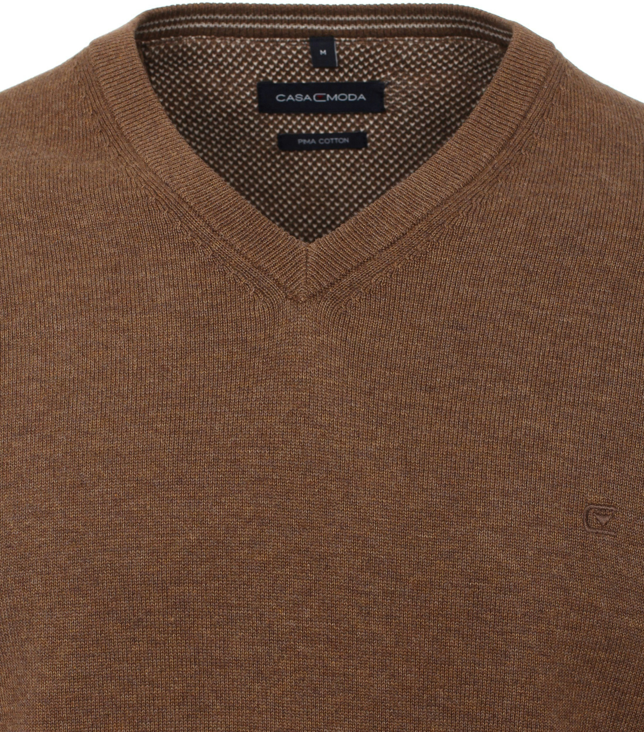 Das Model trägt ein Pullover im uni Muster in der Farbe Braun