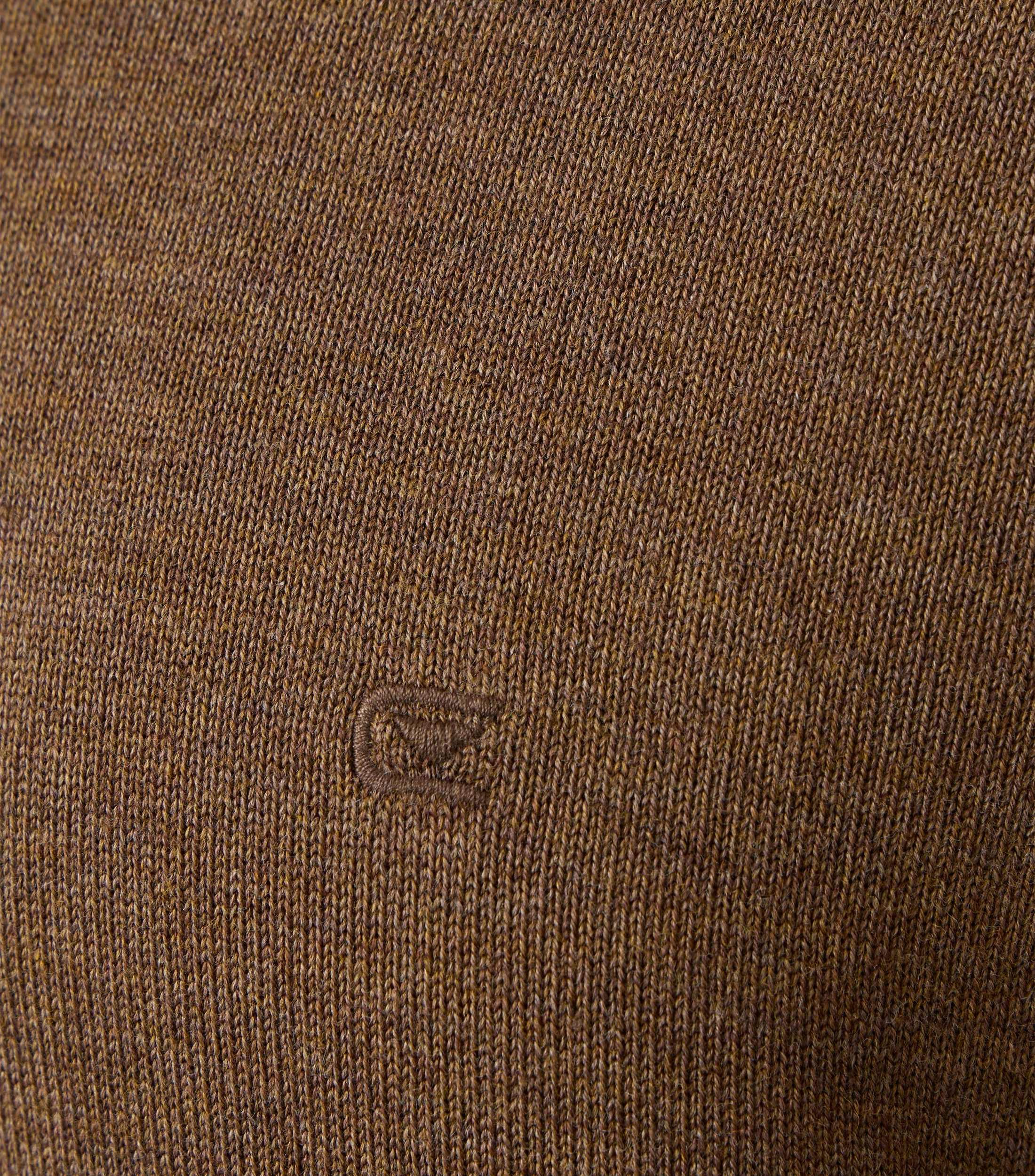 Das Model trägt ein Pullover im uni Muster in der Farbe Braun