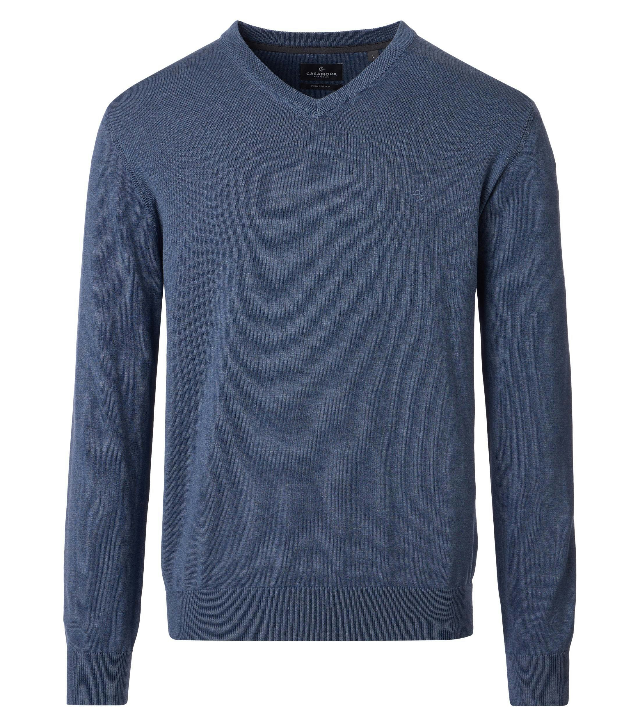 Das Model trägt ein Pullover im uni Muster in der Farbe graues Mittelblau