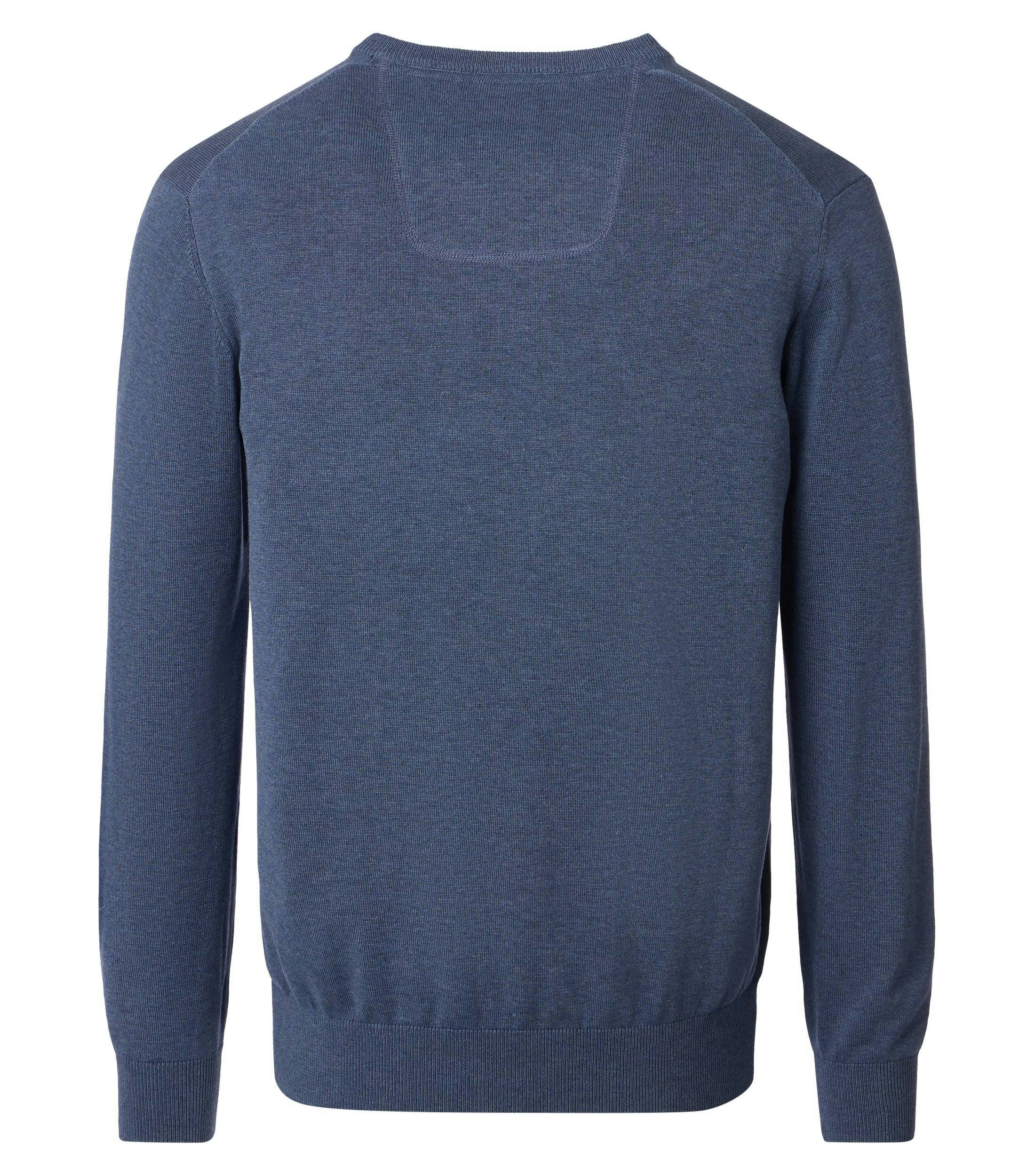 Das Model trägt ein Pullover im uni Muster in der Farbe graues Mittelblau