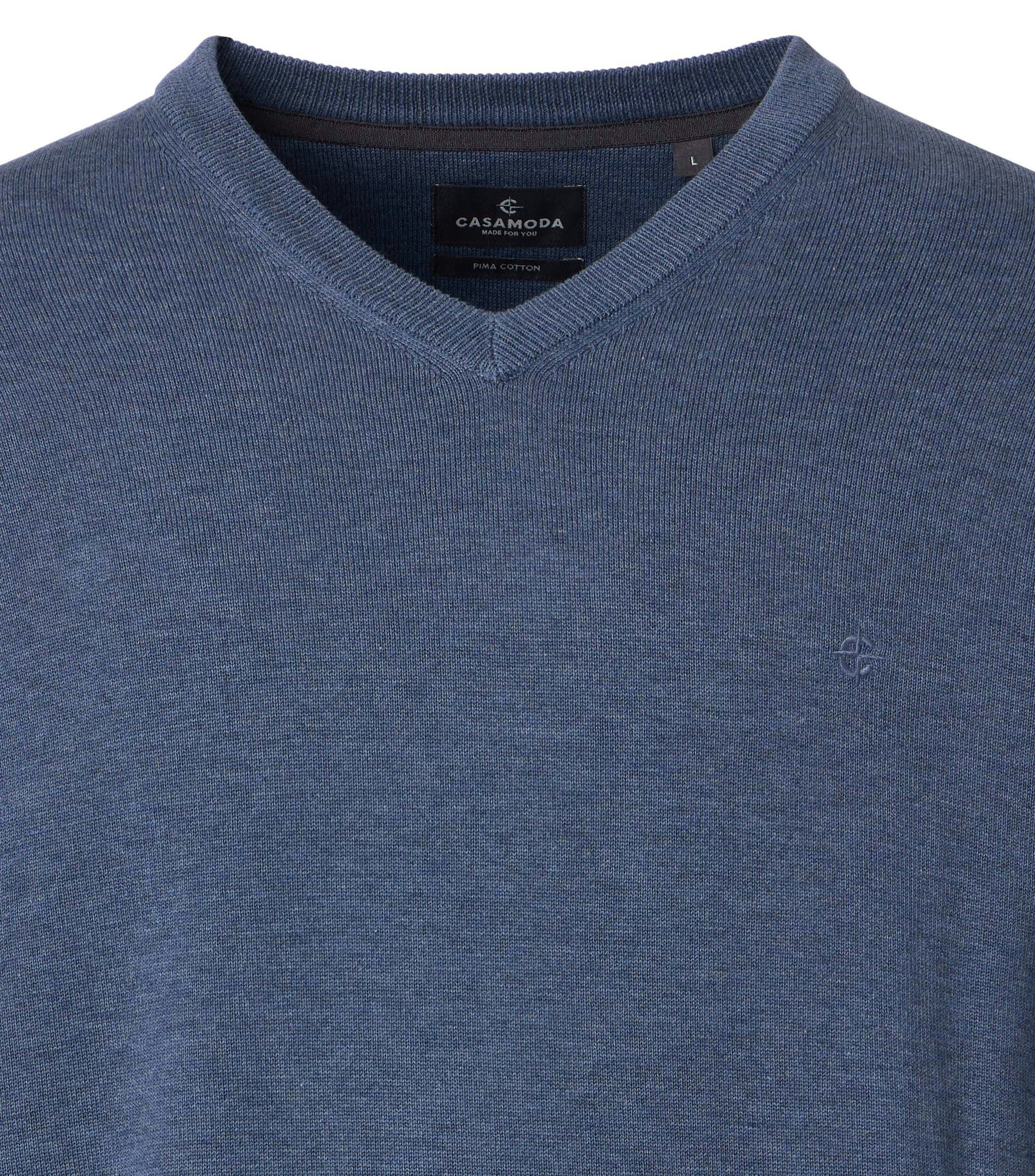 Das Model trägt ein Pullover im uni Muster in der Farbe graues Mittelblau