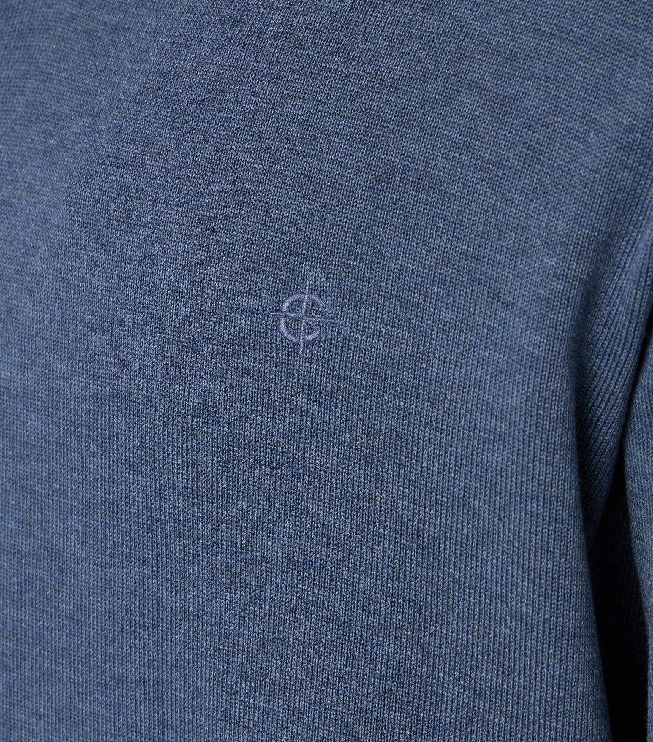 Das Model trägt ein Pullover im uni Muster in der Farbe graues Mittelblau