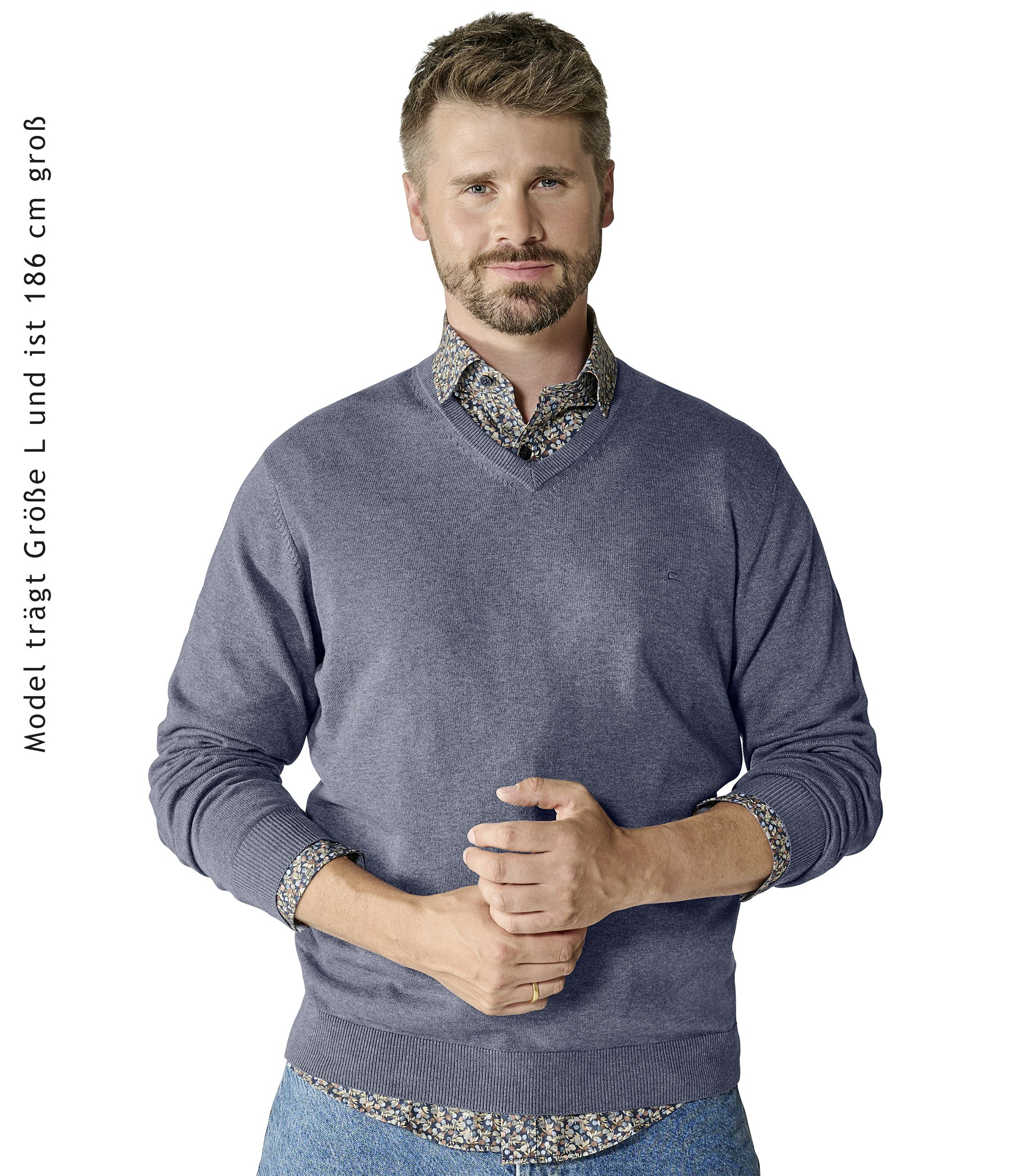Das Model trägt ein Pullover im uni Muster in der Farbe graues Mittelblau
