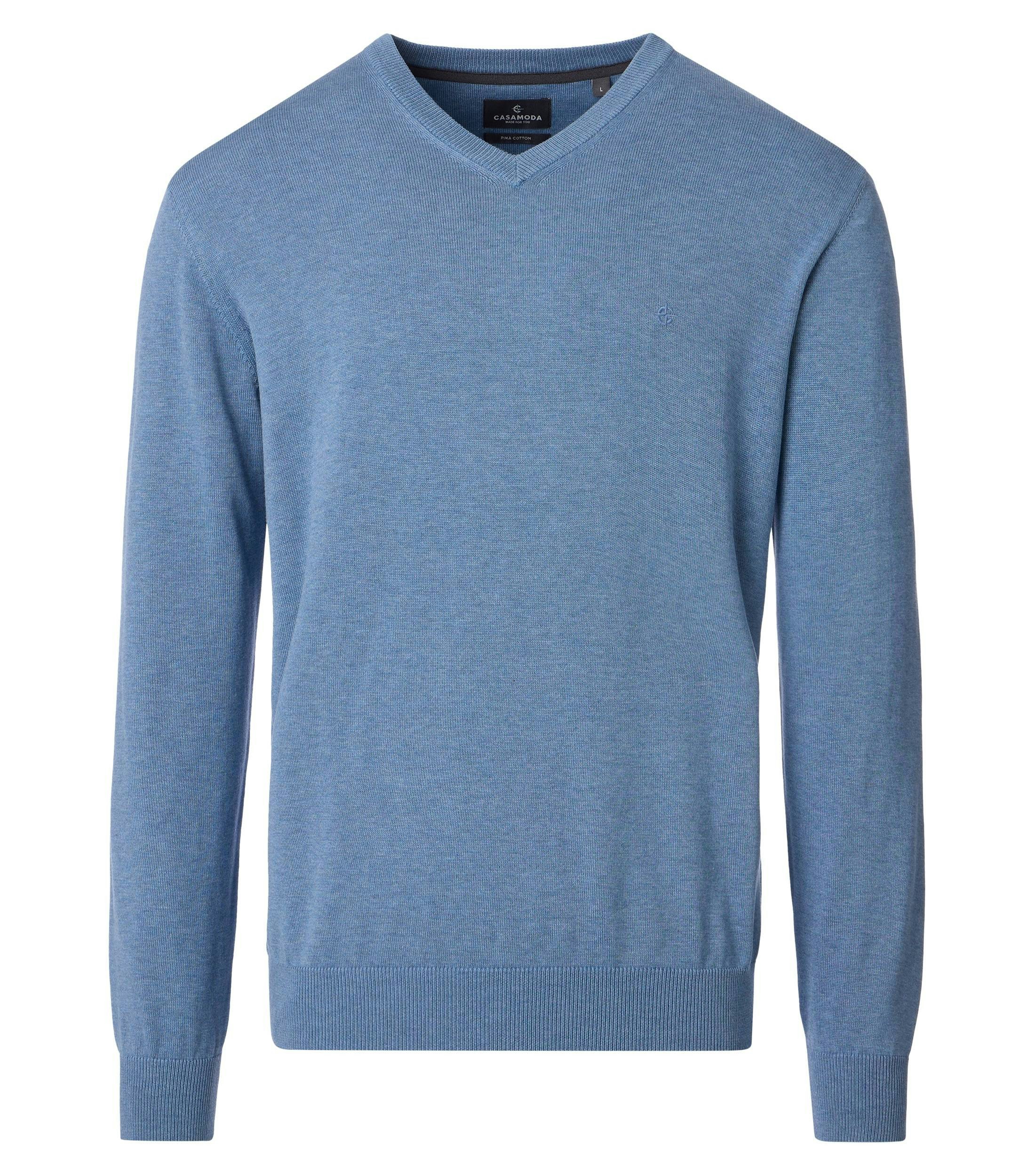 Das Model trägt ein Pullover im uni Muster in der Farbe Weißblau