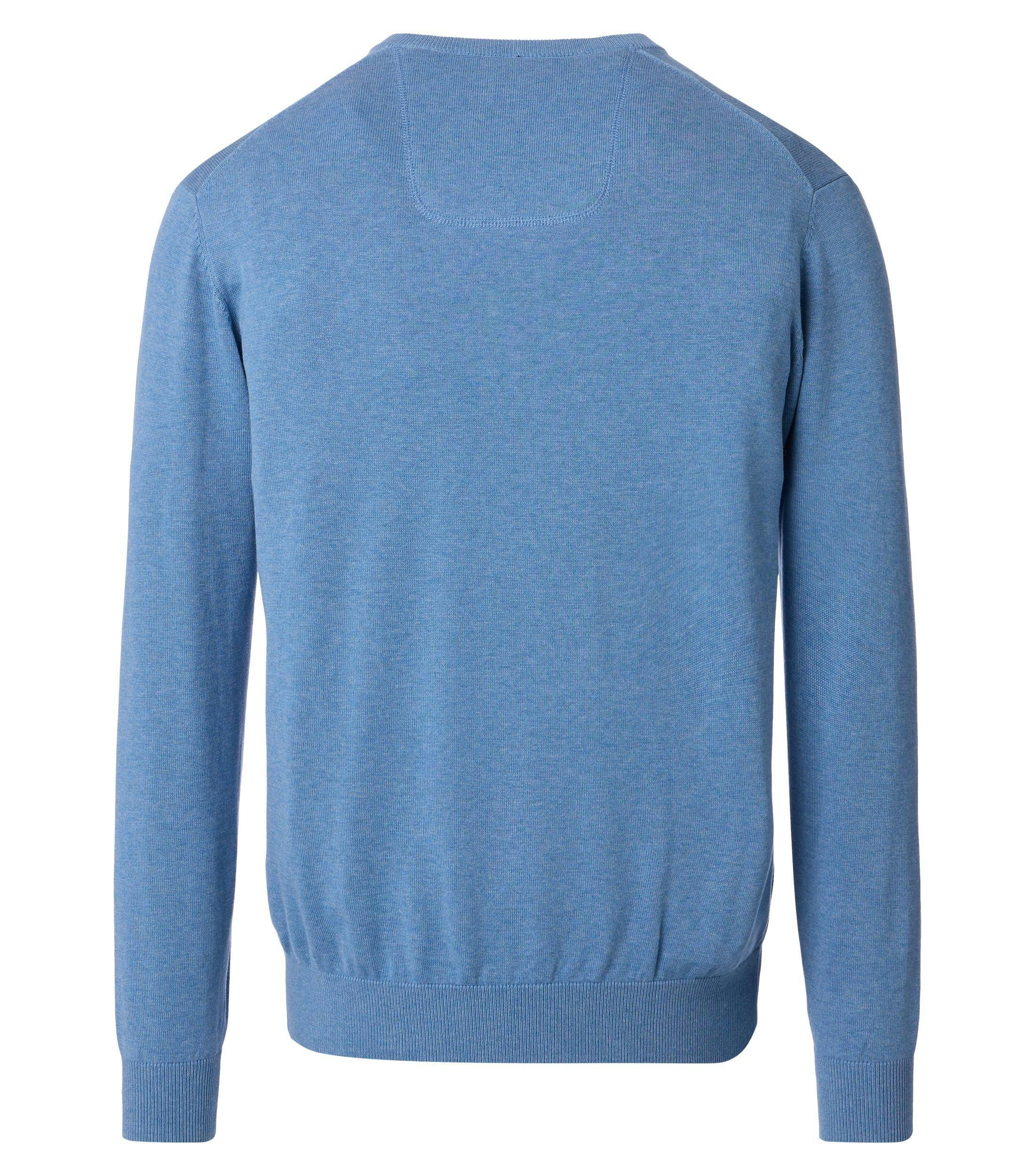 Das Model trägt ein Pullover im uni Muster in der Farbe Weißblau