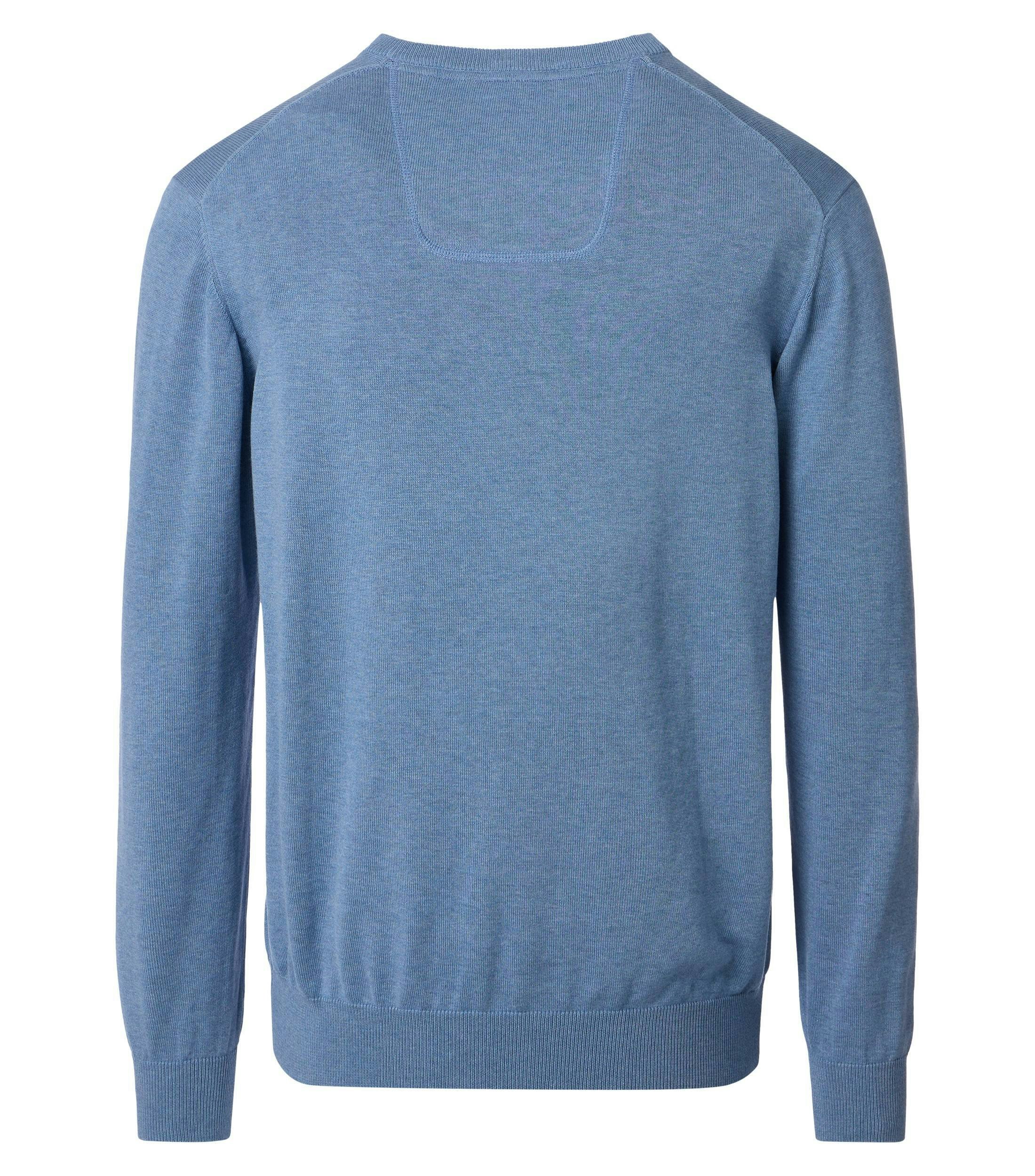 Das Model trägt ein Pullover im uni Muster in der Farbe Weißblau