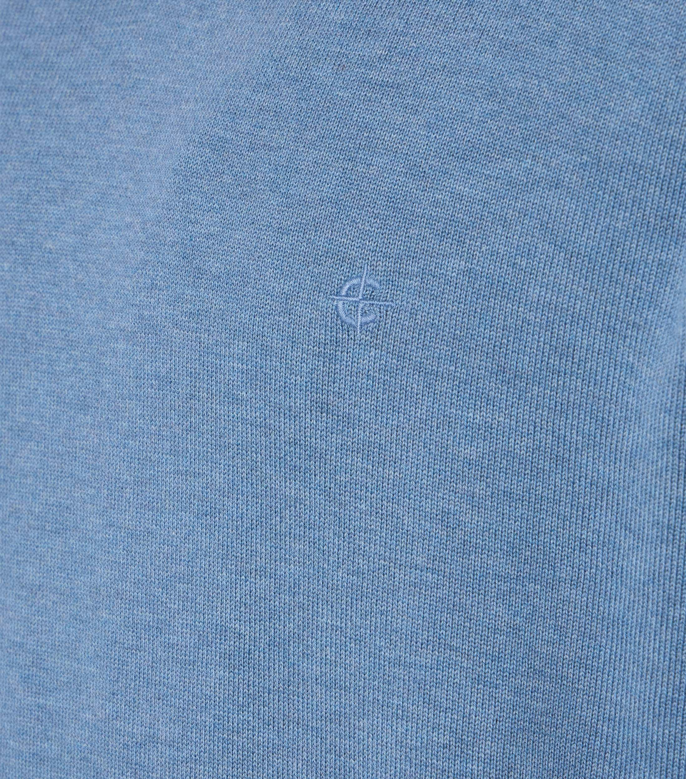 Das Model trägt ein Pullover im uni Muster in der Farbe Weißblau