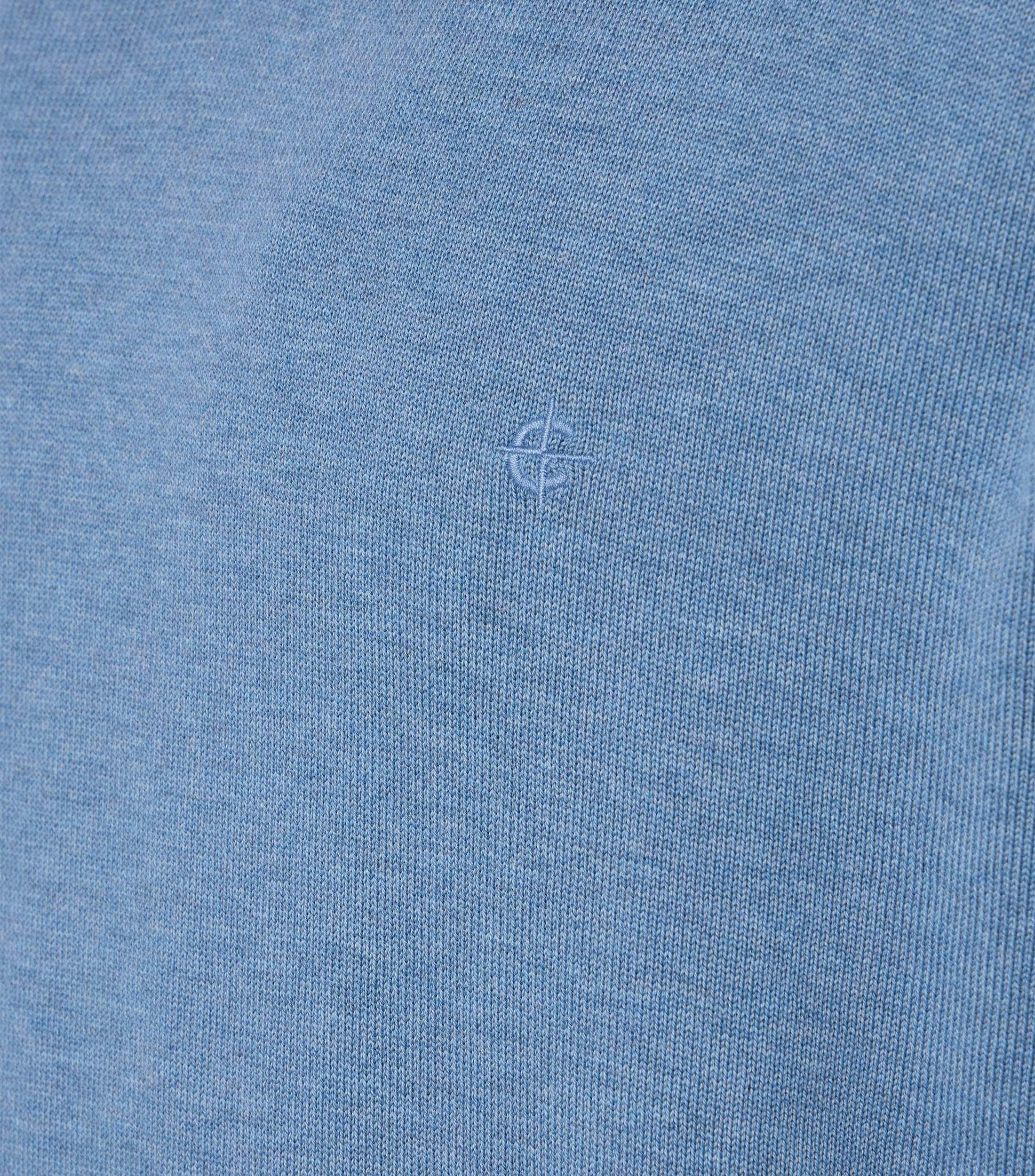 Das Model trägt ein Pullover im uni Muster in der Farbe Weißblau