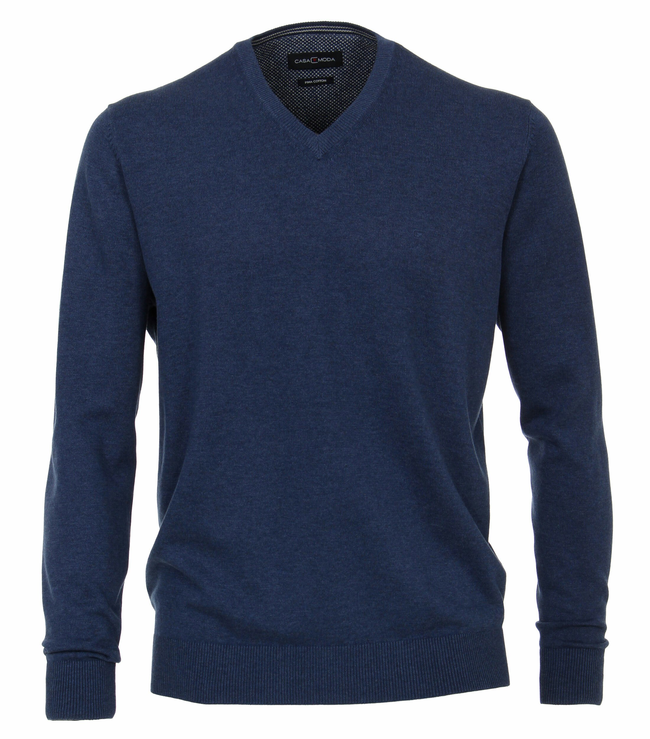 Das Model trägt ein Pullover im uni Muster in der Farbe Dunkelblau
