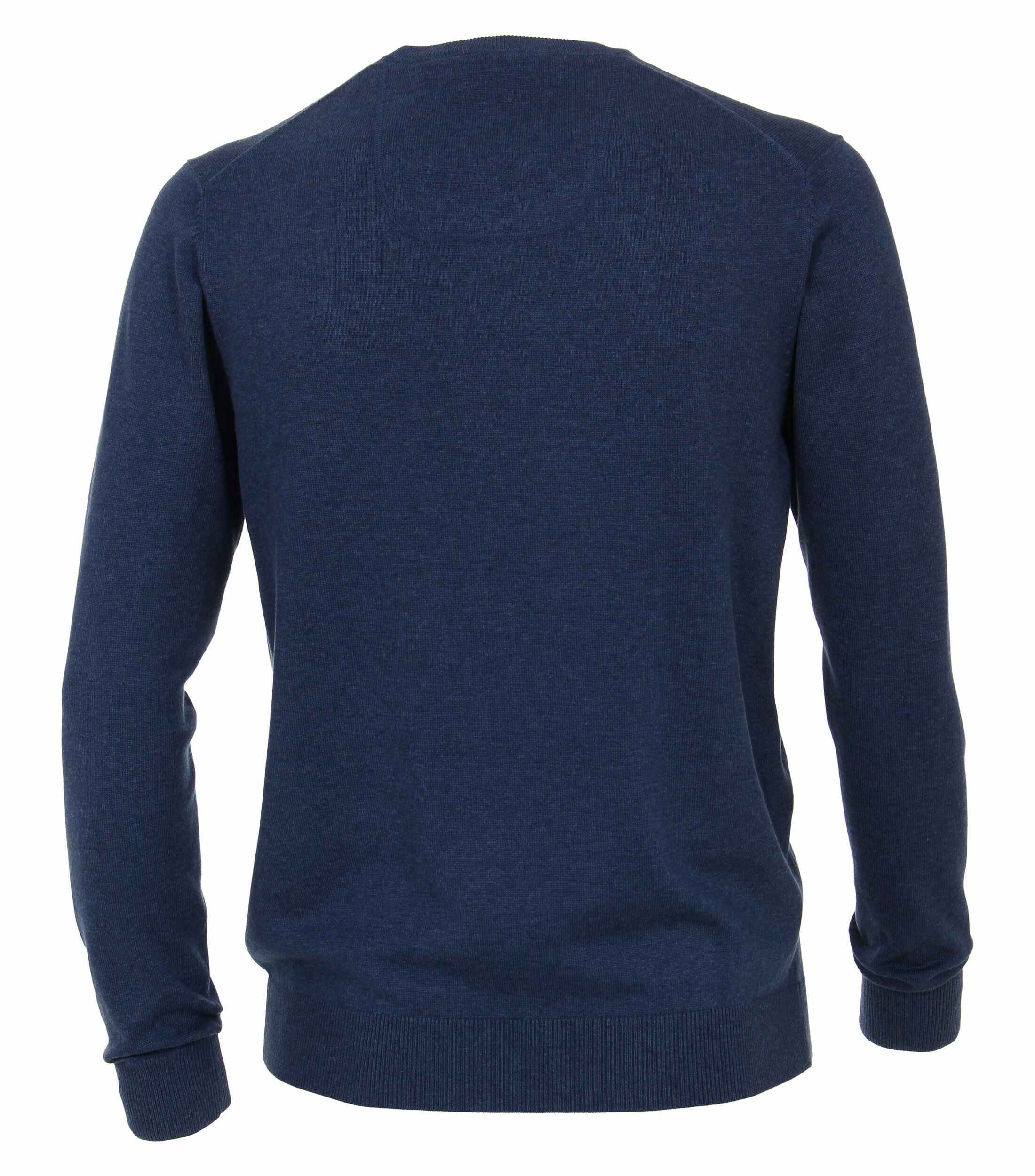 Das Model trägt ein Pullover im uni Muster in der Farbe Dunkelblau