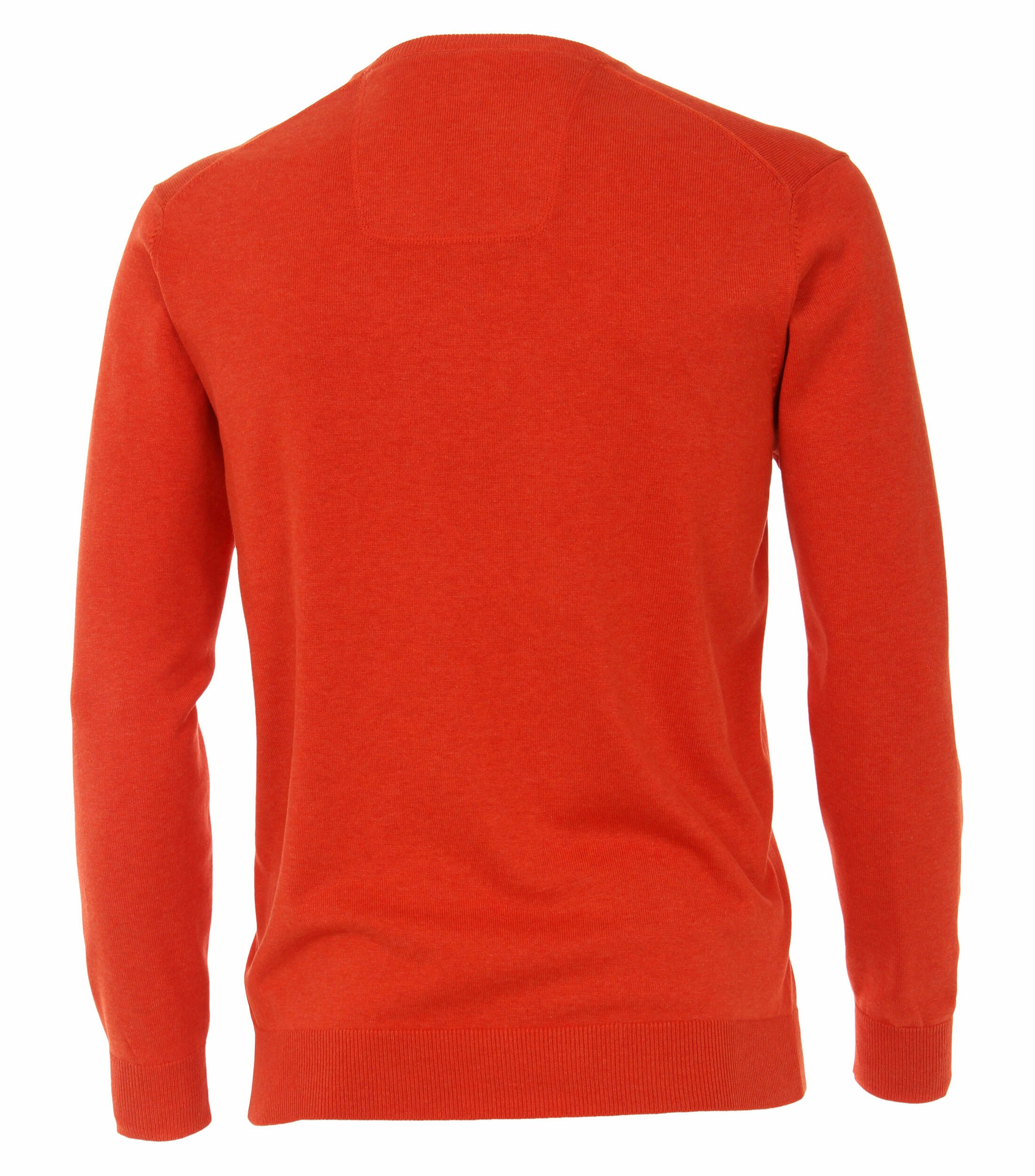 Das Model trägt ein Pullover im uni Muster in der Farbe Hellorange