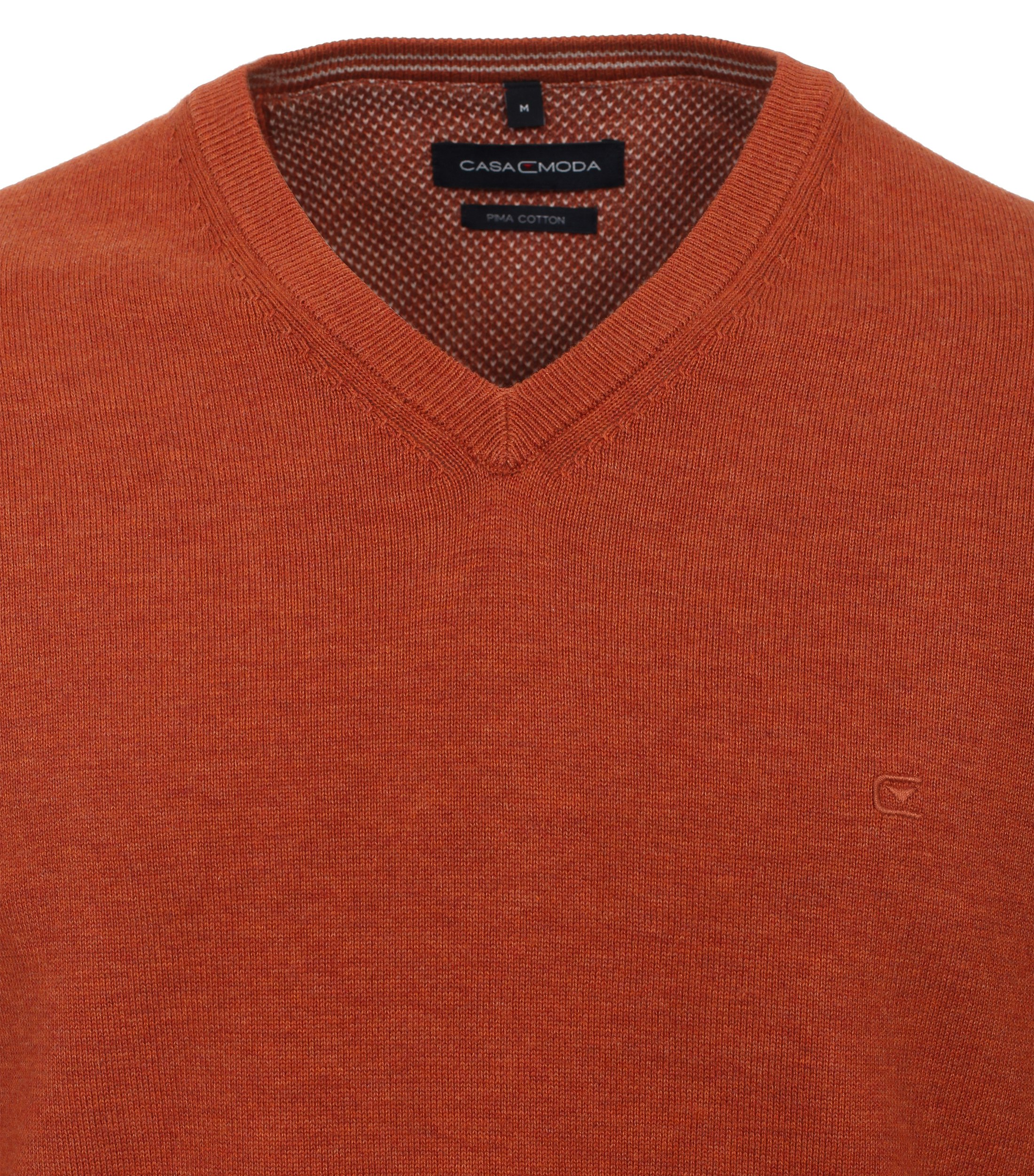 Das Model trägt ein Pullover im uni Muster in der Farbe Rotorange