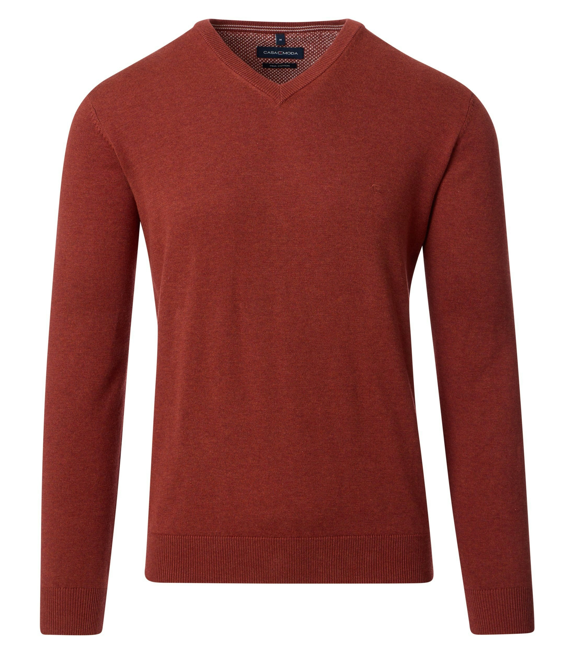 Das Model trägt ein Pullover im uni Muster in der Farbe Dunkelorange
