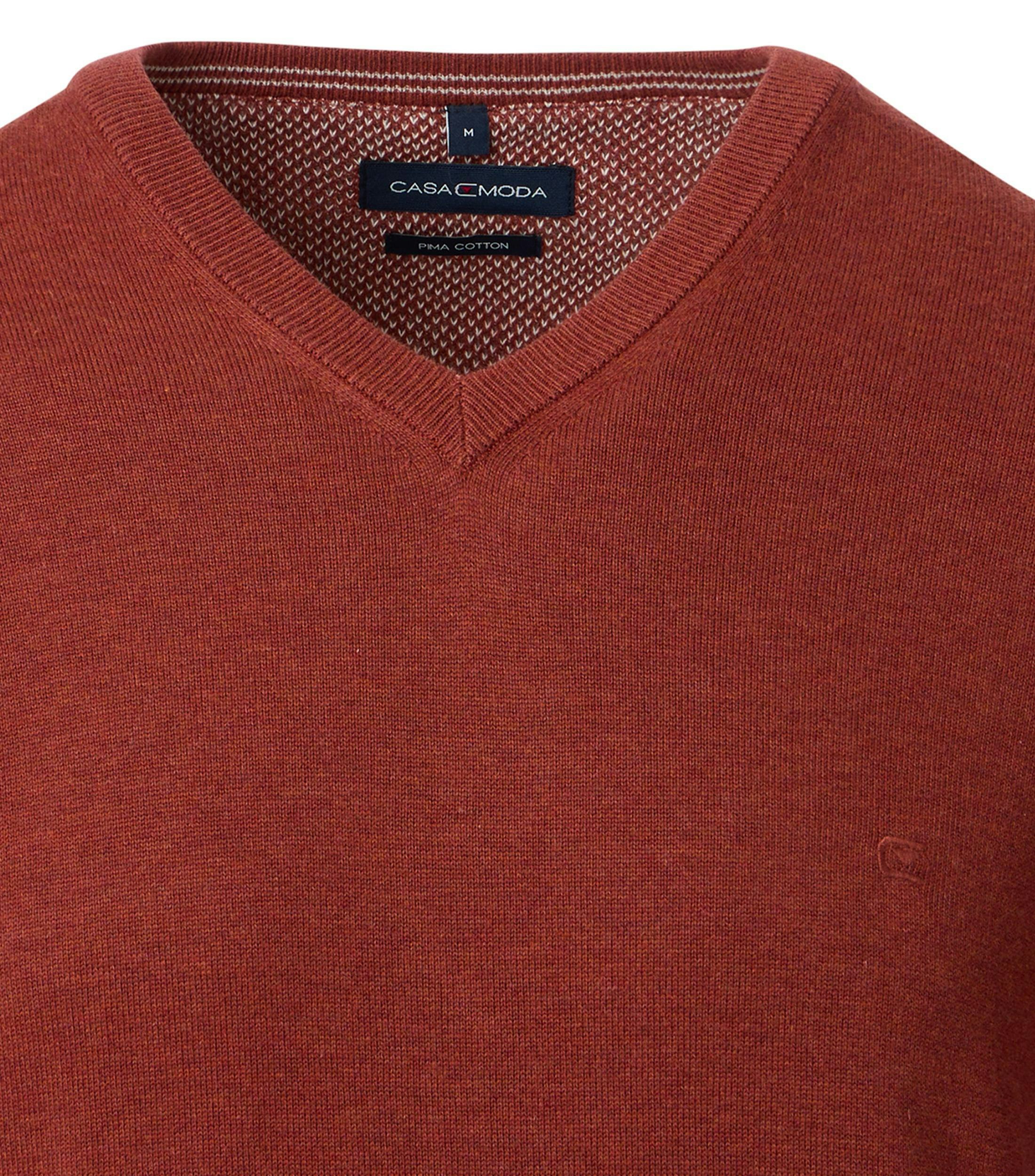 Das Model trägt ein Pullover im uni Muster in der Farbe Dunkelorange