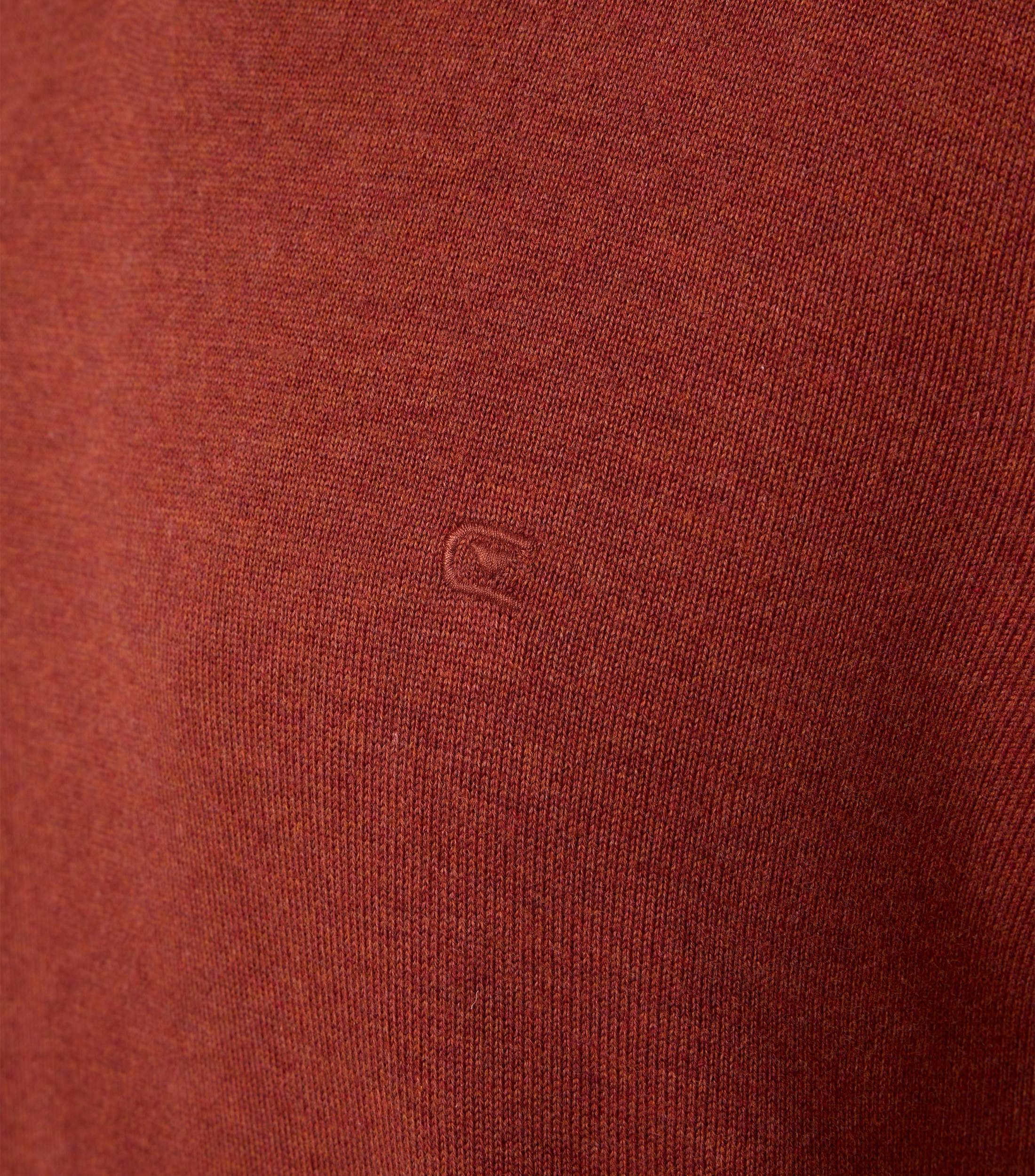 Das Model trägt ein Pullover im uni Muster in der Farbe Dunkelorange