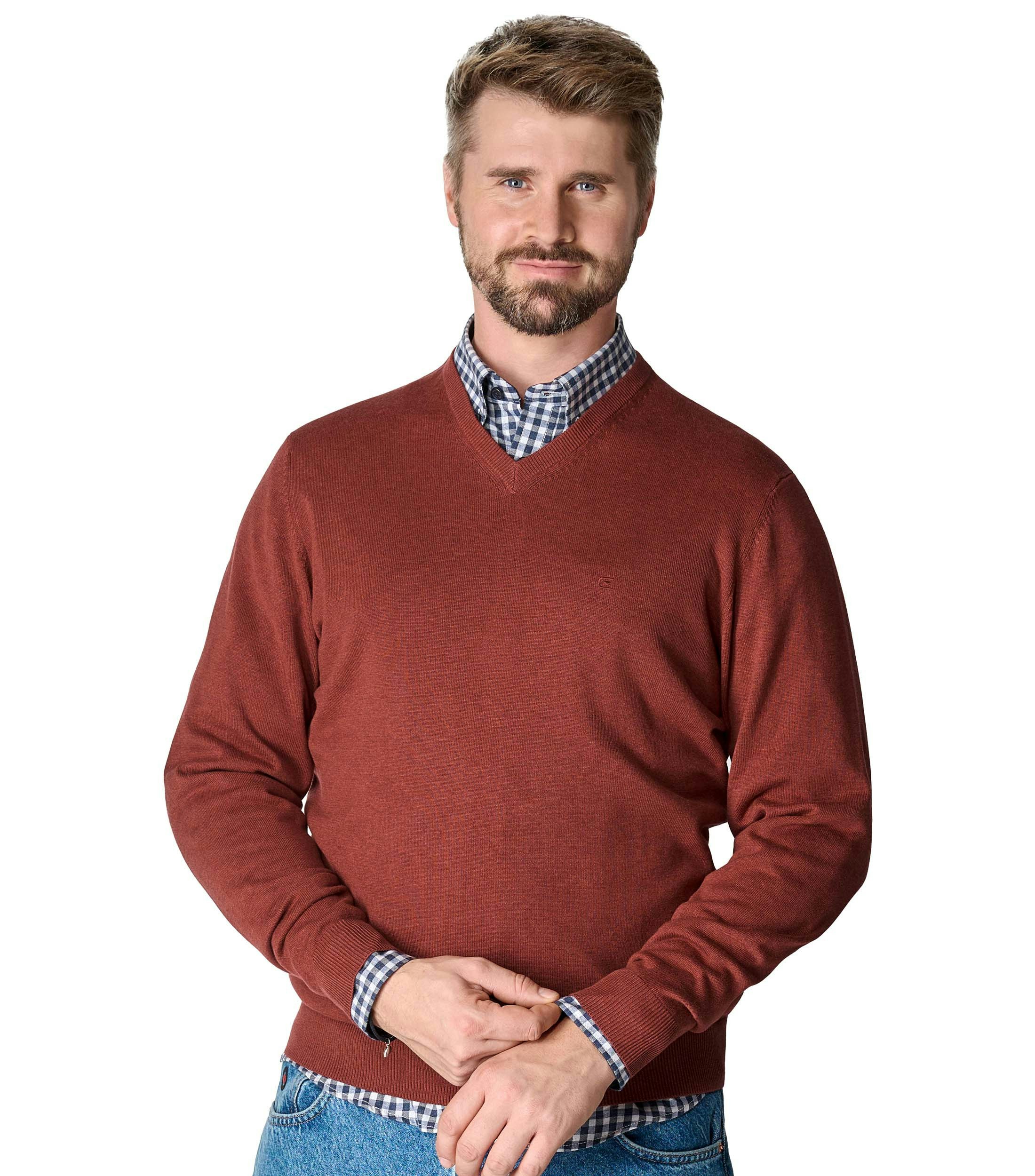 Das Model trägt ein Pullover im uni Muster in der Farbe Dunkelorange