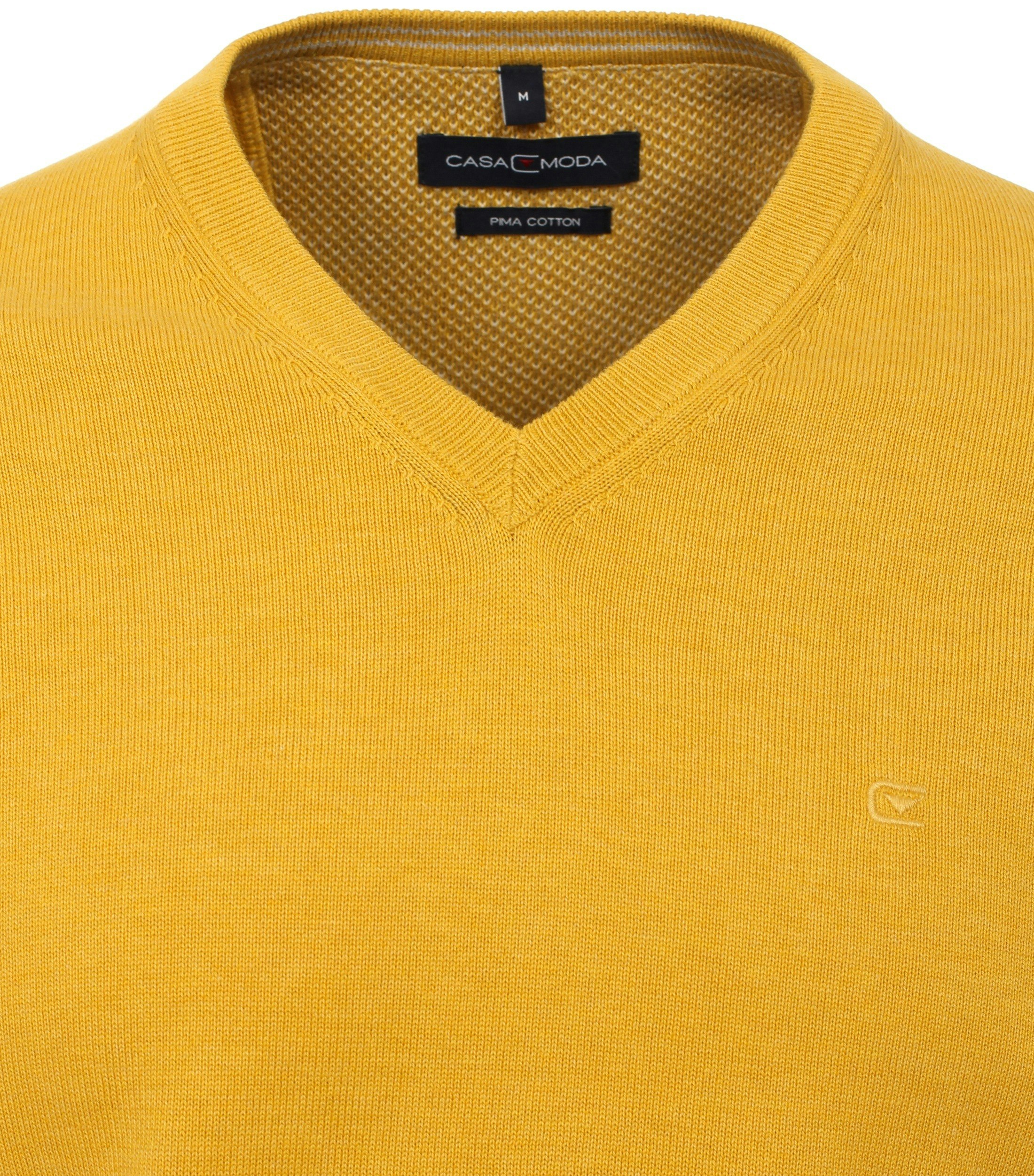 Das Model trägt ein Pullover im uni Muster in der Farbe Senfgelb