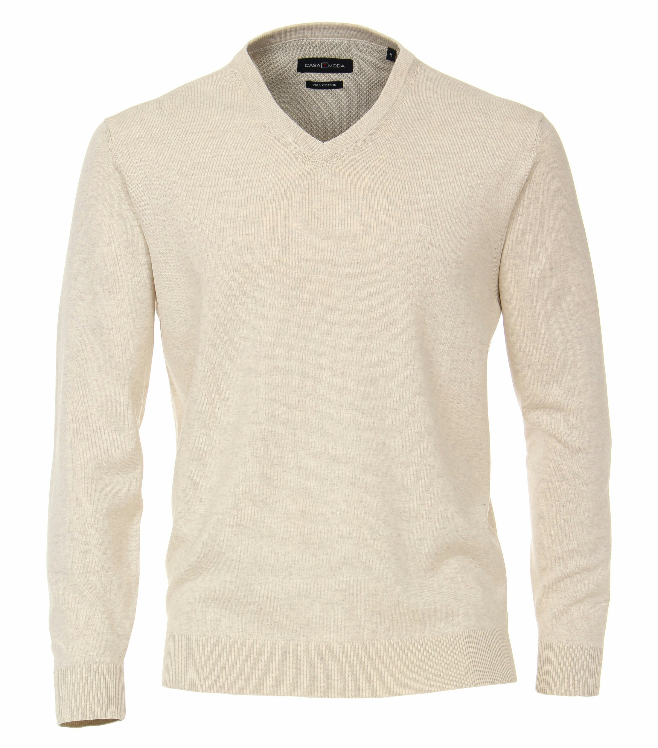 Das Model trägt ein Pullover im uni Muster in der Farbe Champagner