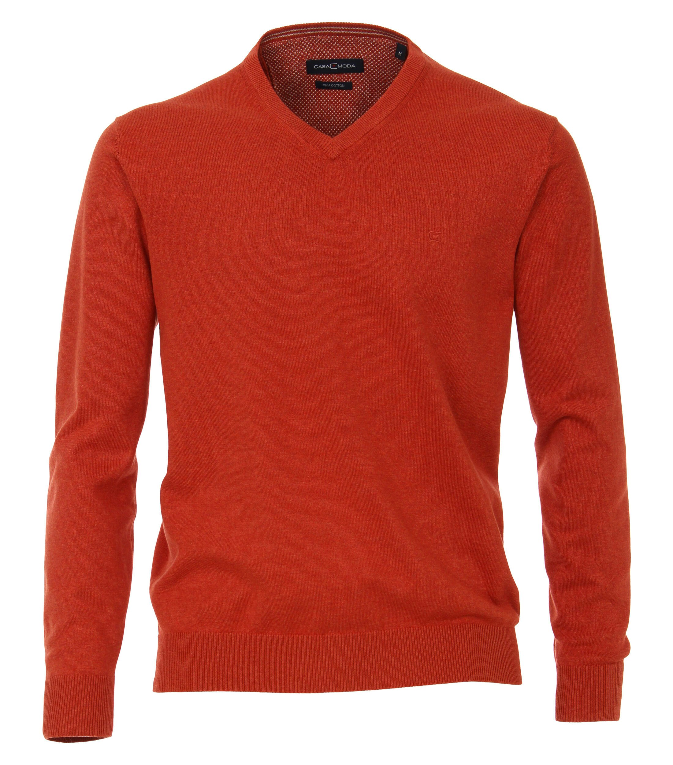 Das Model trägt ein Pullover im uni Muster in der Farbe  Dunkelorange