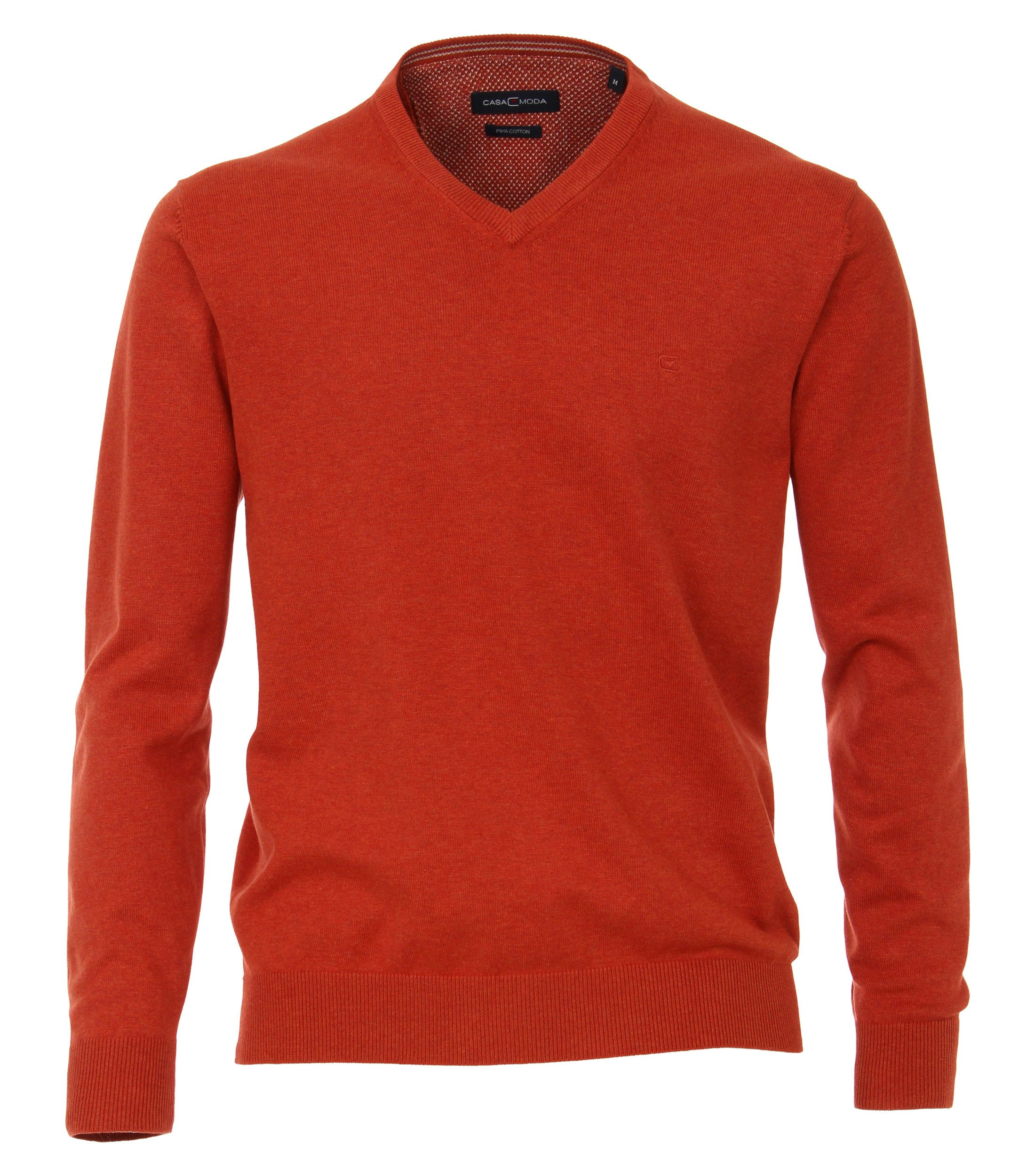 Das Model trägt ein Pullover im uni Muster in der Farbe  Dunkelorange