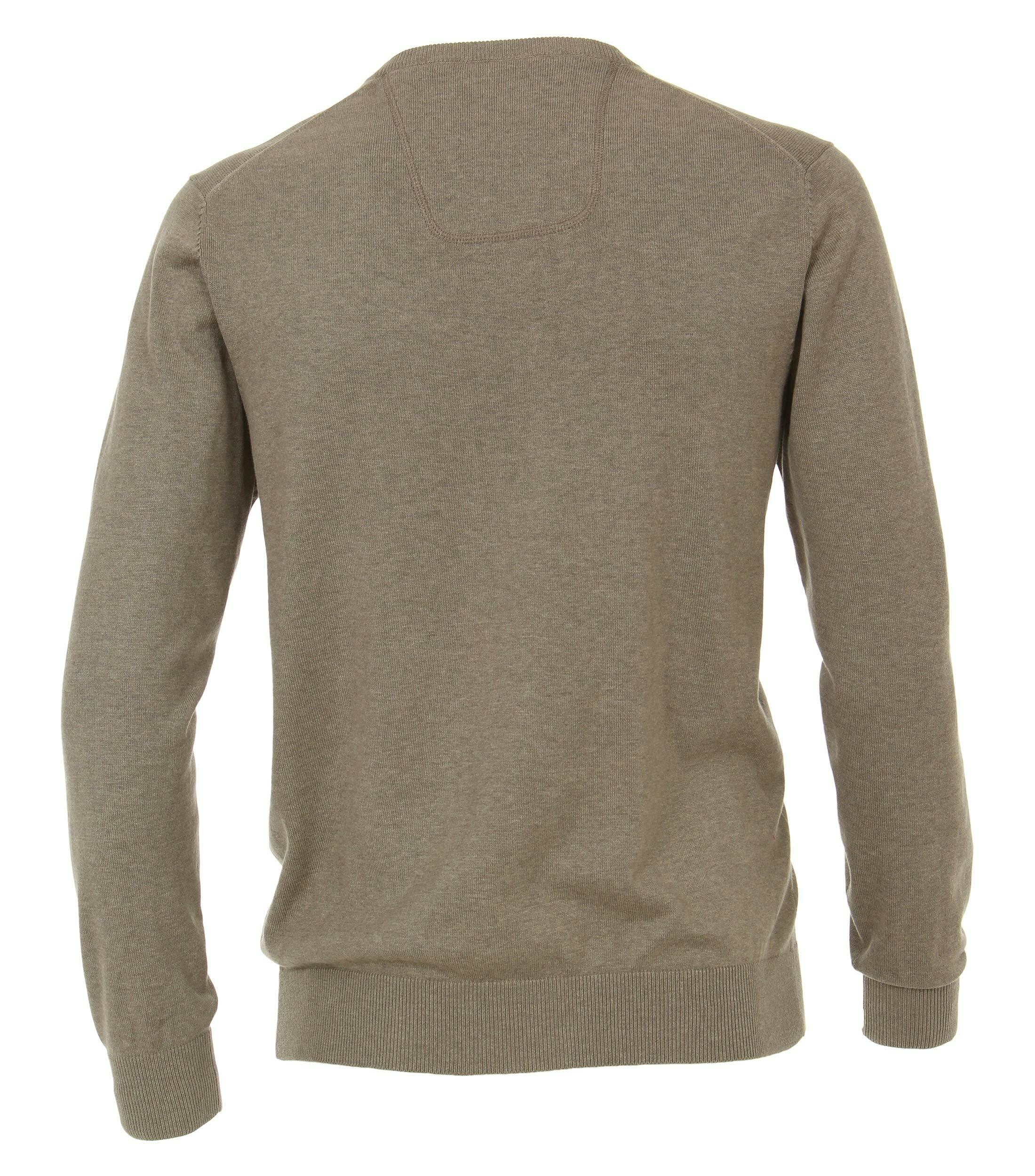 Das Model trägt ein Pullover im uni Muster in der Farbe Hellbraun