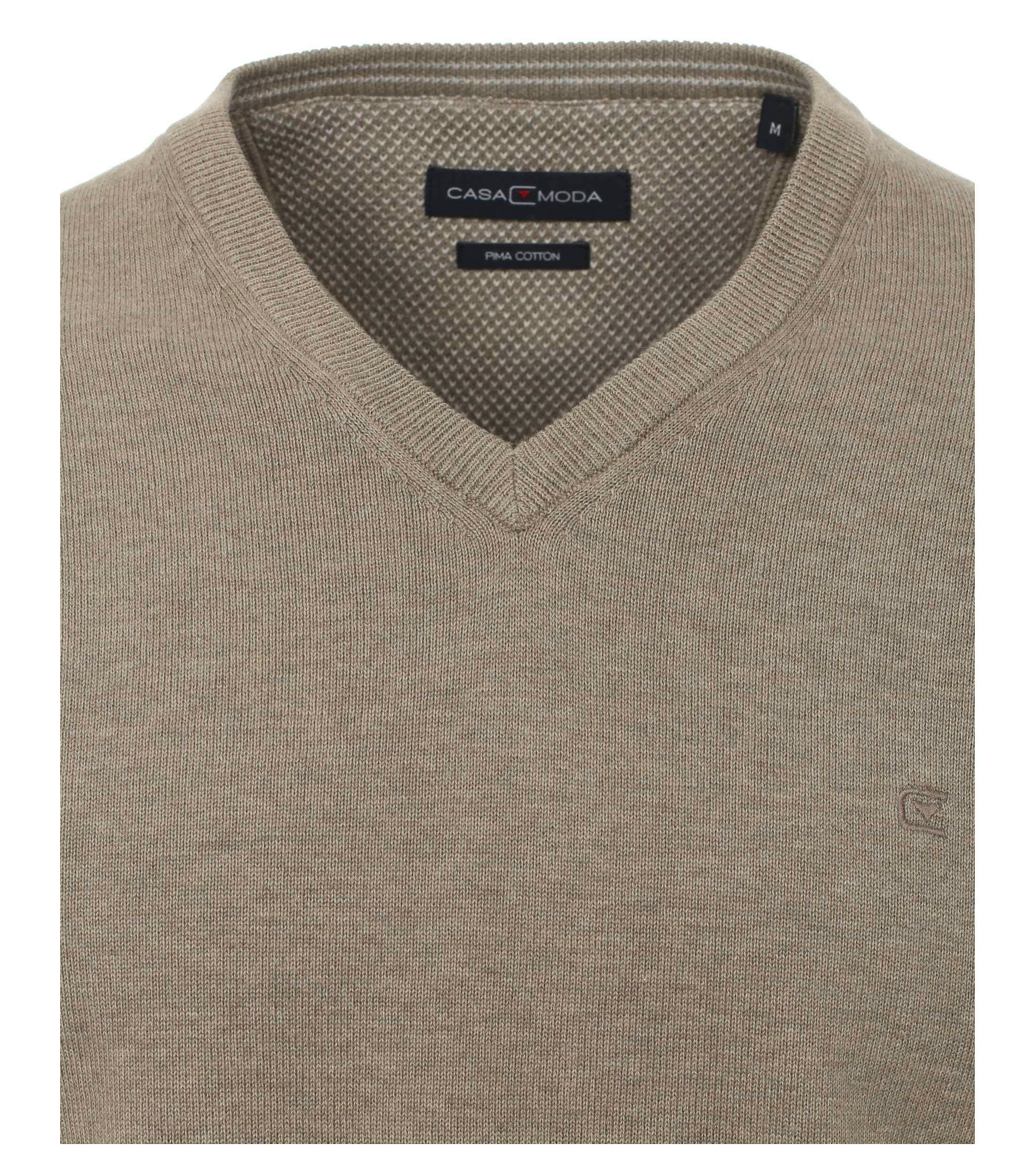 Das Model trägt ein Pullover im uni Muster in der Farbe Hellbraun