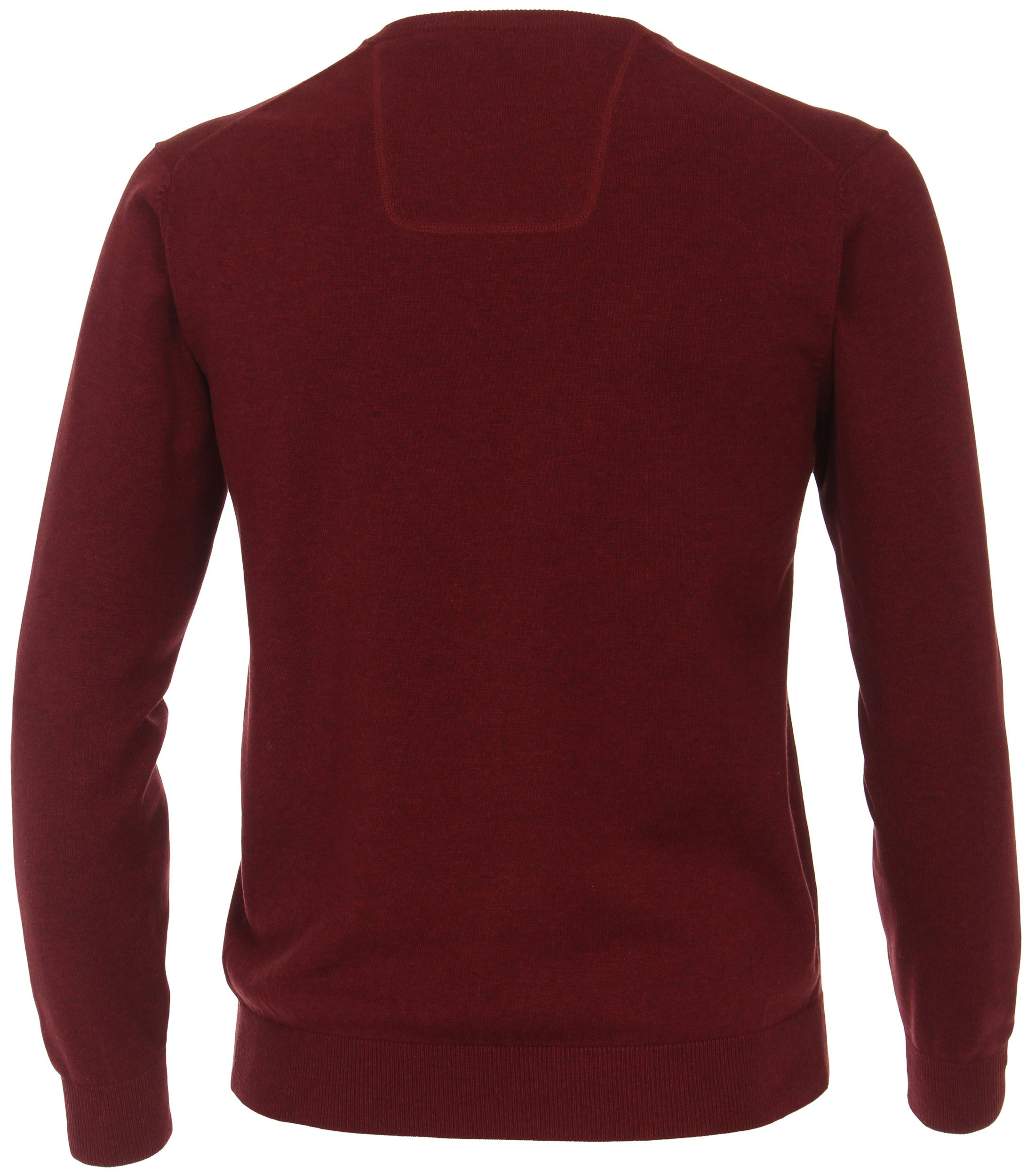 Das Model trägt ein Pullover im uni Muster in der Farbe  Dunkelrot