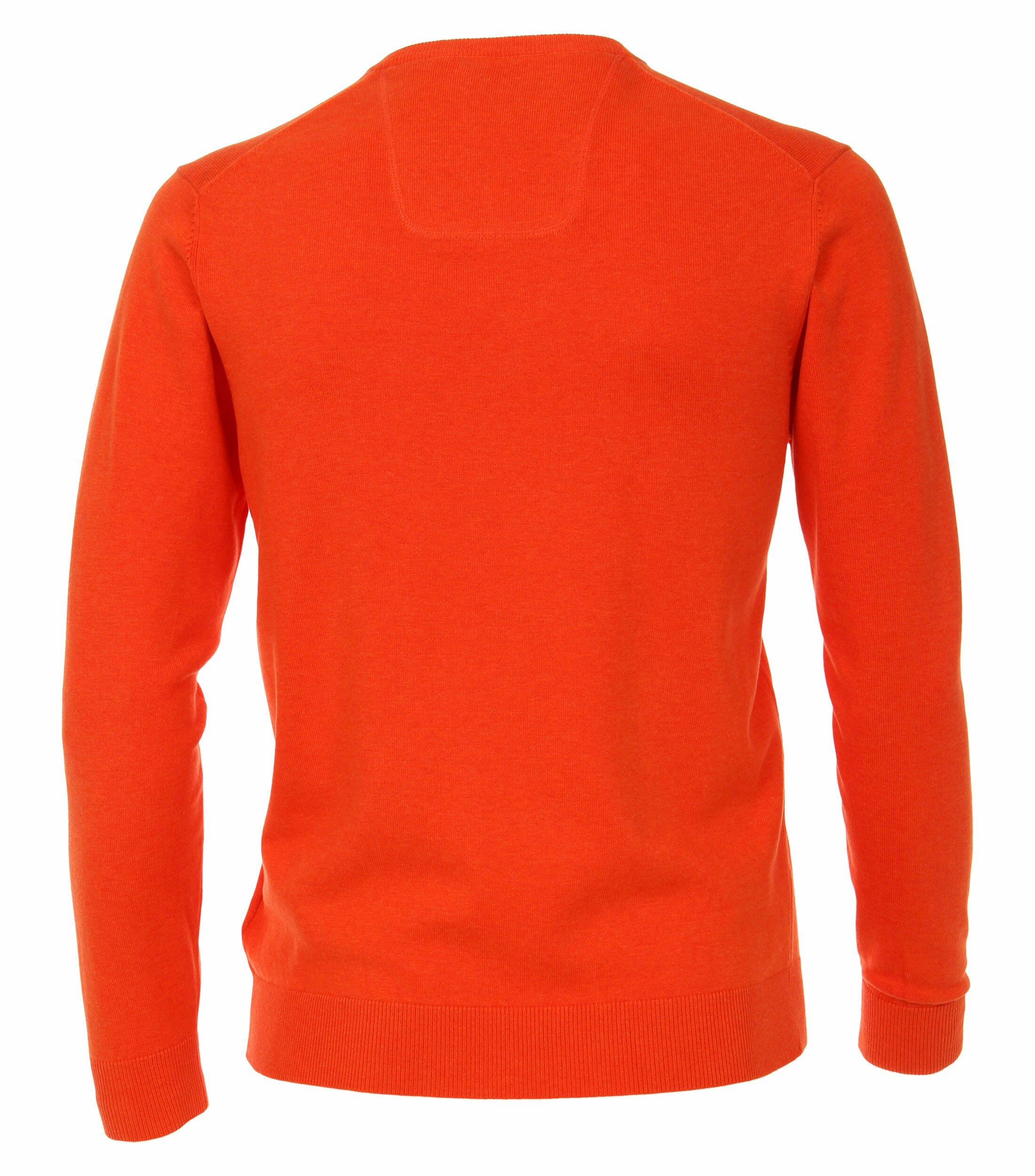 Das Model trägt ein Pullover im uni Muster in der Farbe  Rotorange