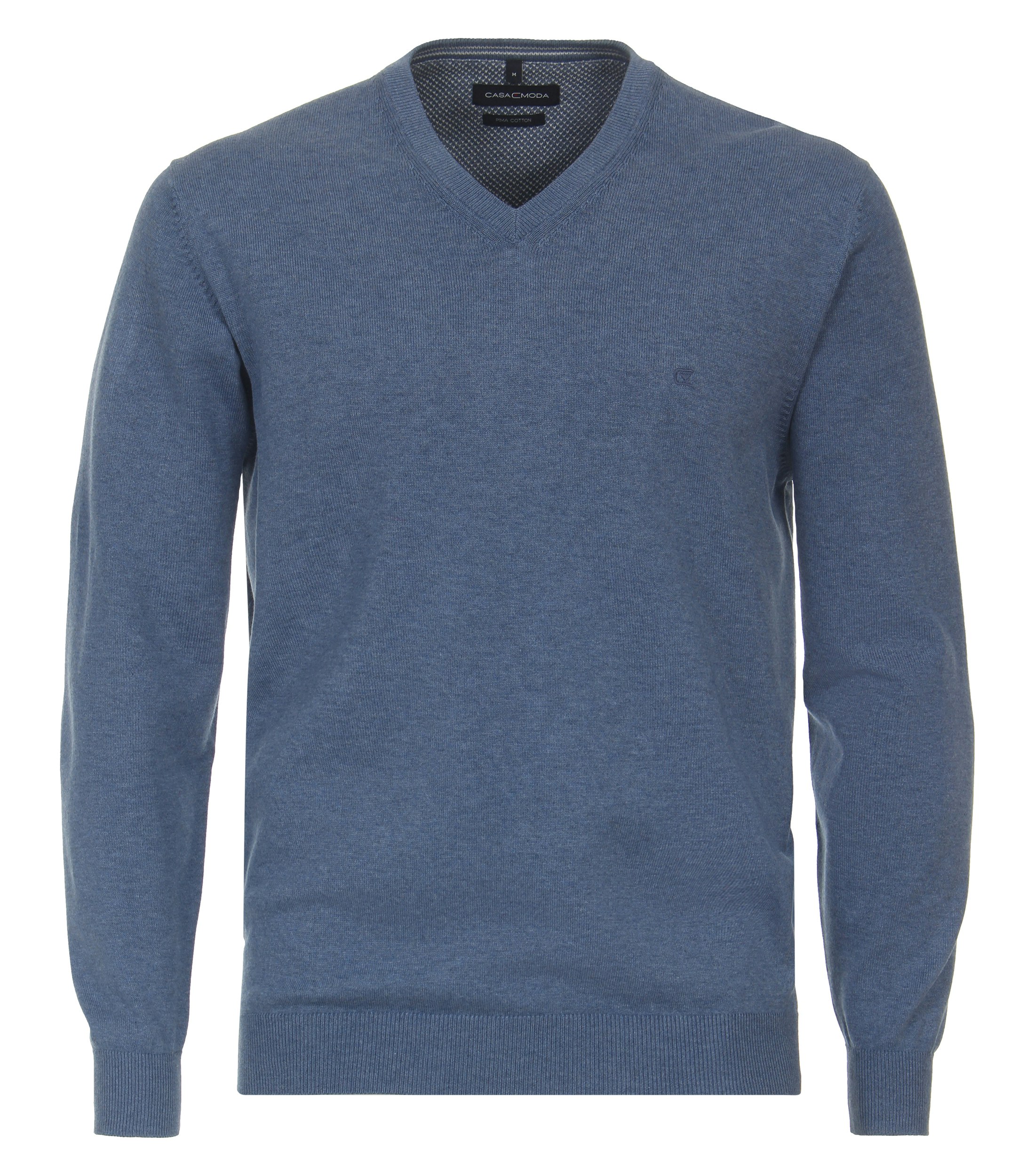Das Model trägt ein Pullover im uni Muster in der Farbe Mittelblau