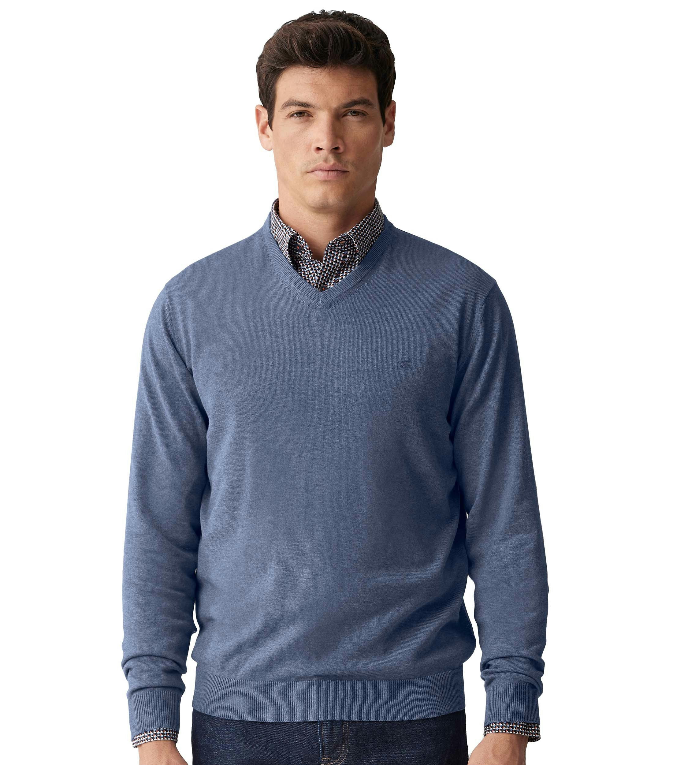 Das Model trägt ein Pullover im uni Muster in der Farbe Mittelblau