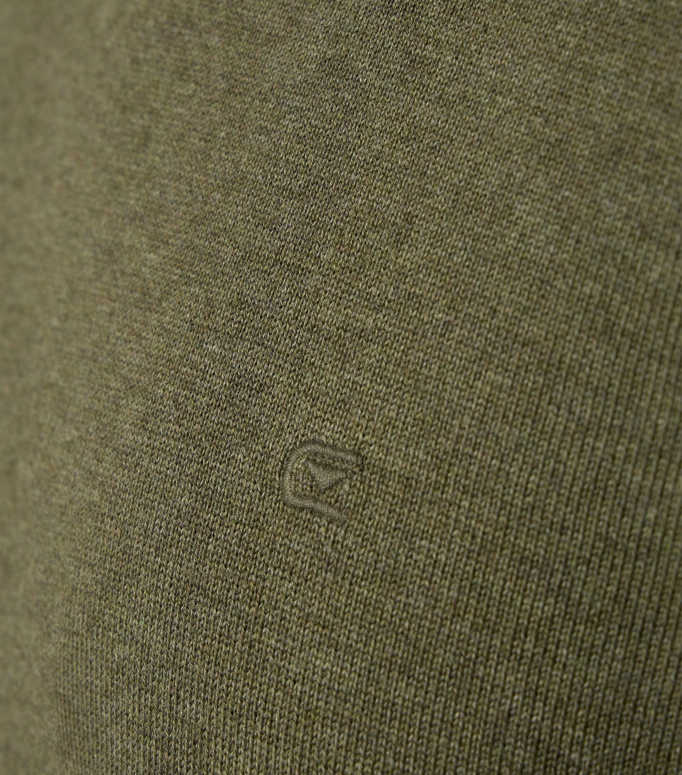 Das Model trägt ein Pullover im uni Muster in der Farbe dunkles Türkis