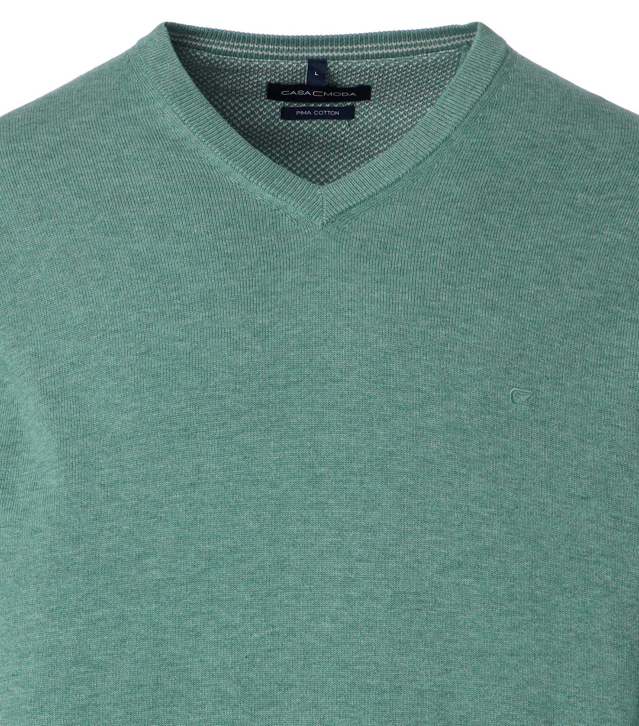 Das Model trägt ein Pullover im uni Muster in der Farbe  Türkisgrün