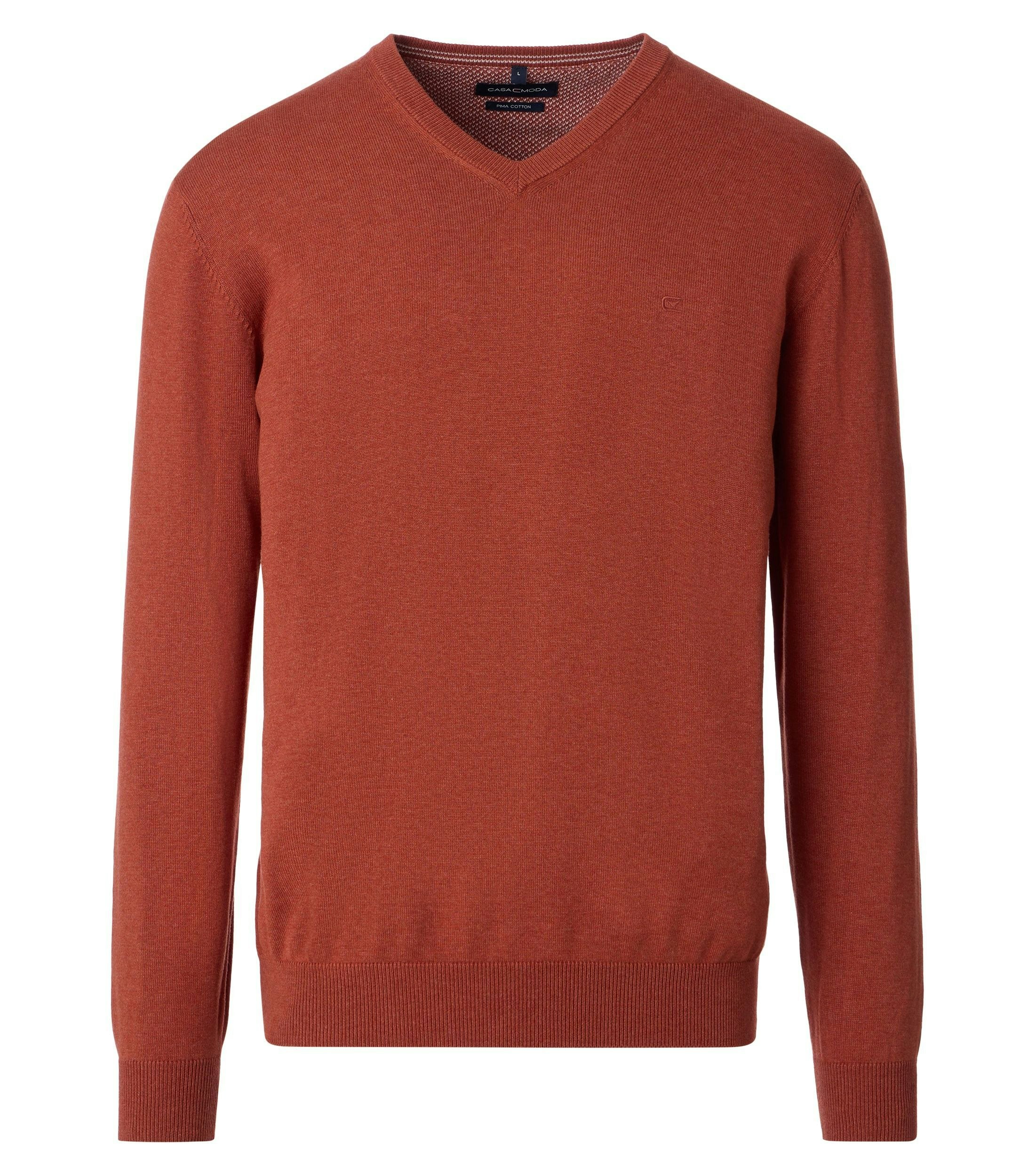 Das Model trägt ein Pullover im uni Muster in der Farbe Orange